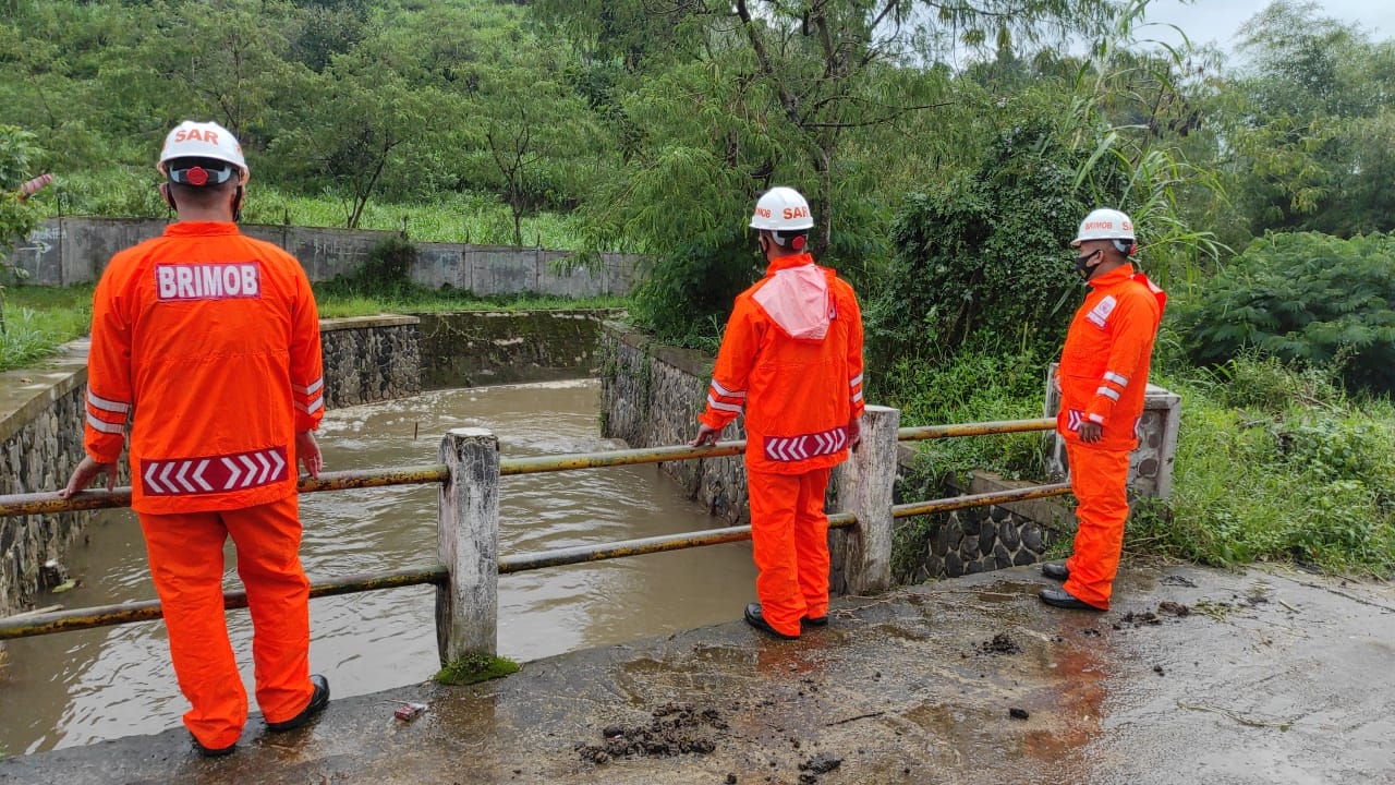 Patroli SAR Brimob Cek Sungai Di Desa Cikidang Lembang Pasca Hujan Deras Dari Kemarin