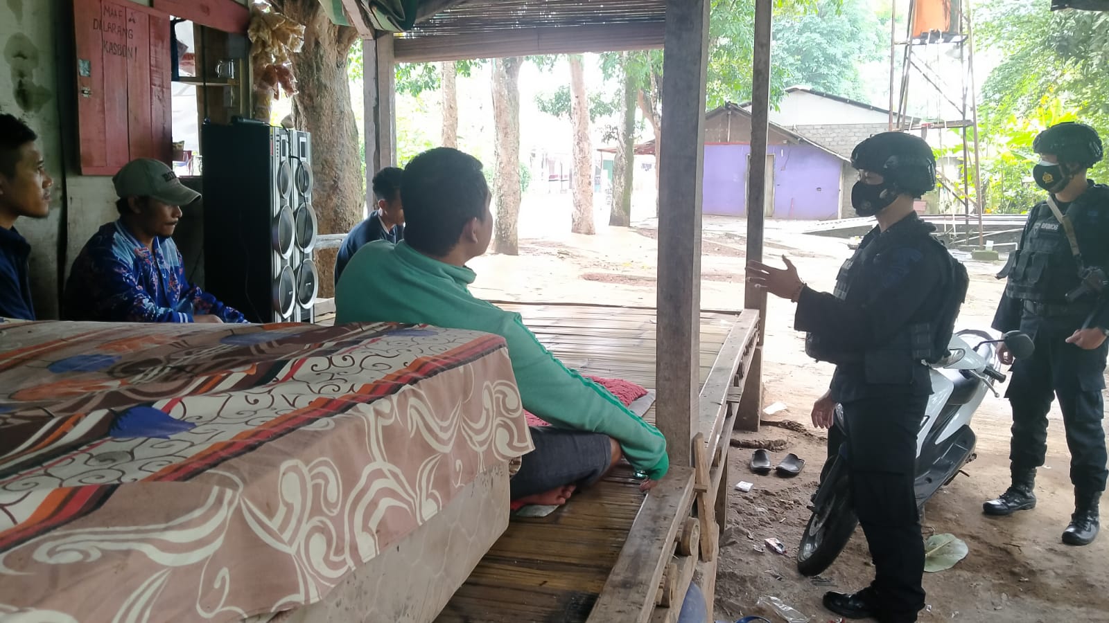 Brimob Polda Jabar Berikan Himbauan Serta Edukasi Terkait Prokes Pencegahan Penyebaran Virus Covid-19