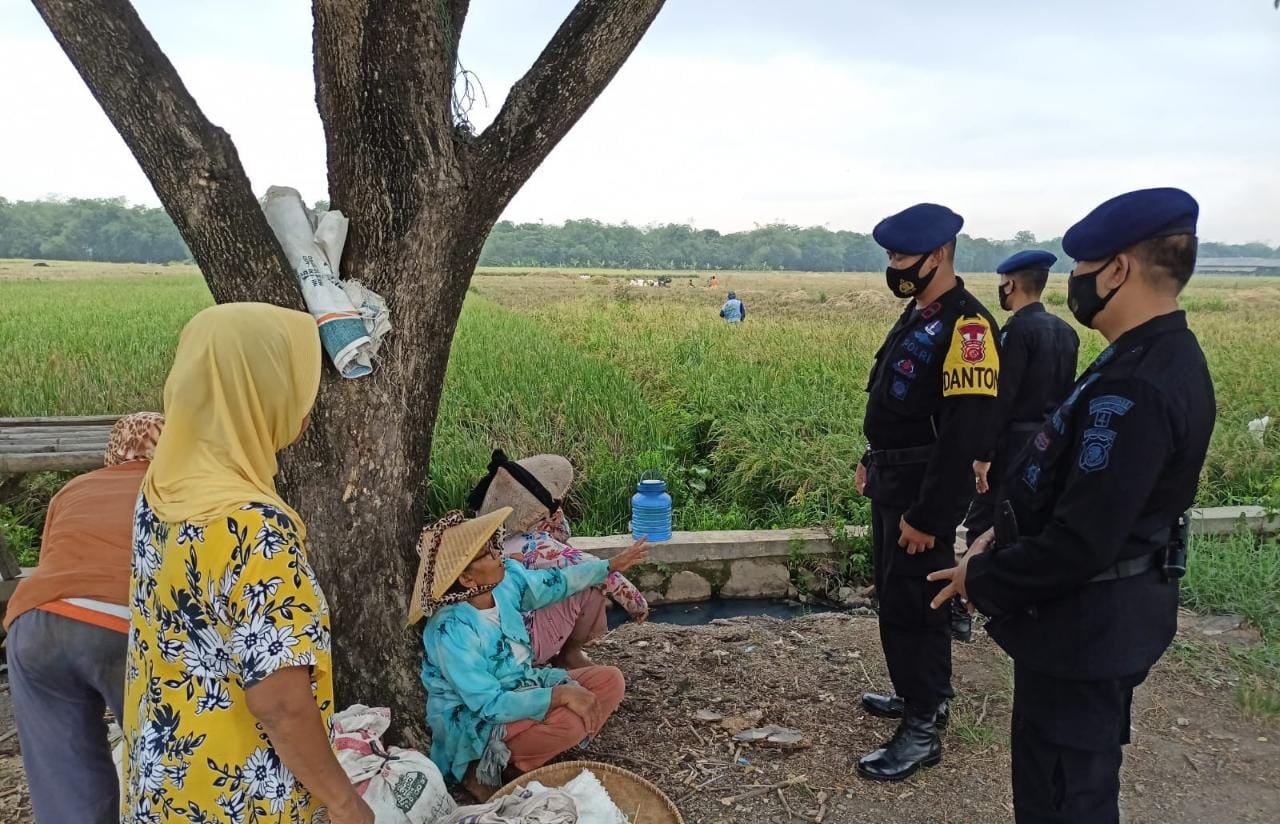 Personil Brimob Jabar Patroli Dialogis Agar Disiplin Gunakan Masker Sebagai Upaya Pencegahan Covid-19