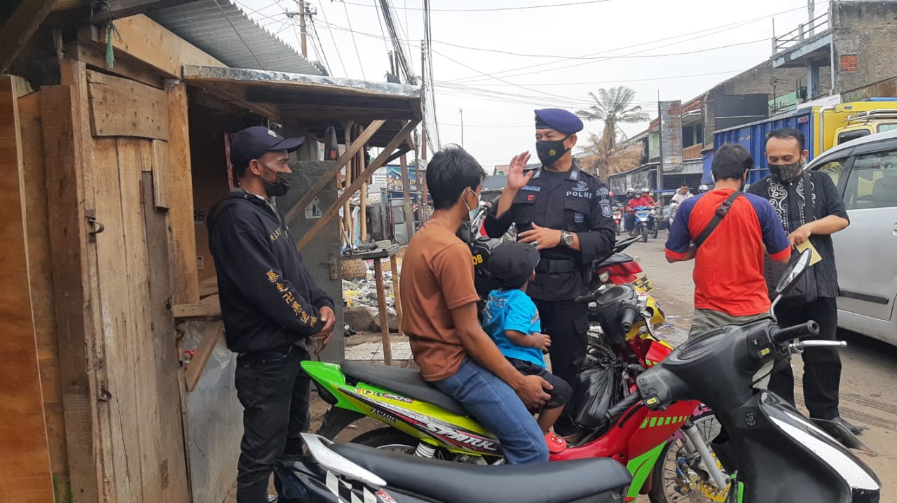 Brimob Jabar Ingatkan Warga Jangan Lengah Tetap Laksanakan Protokol Kesehatan