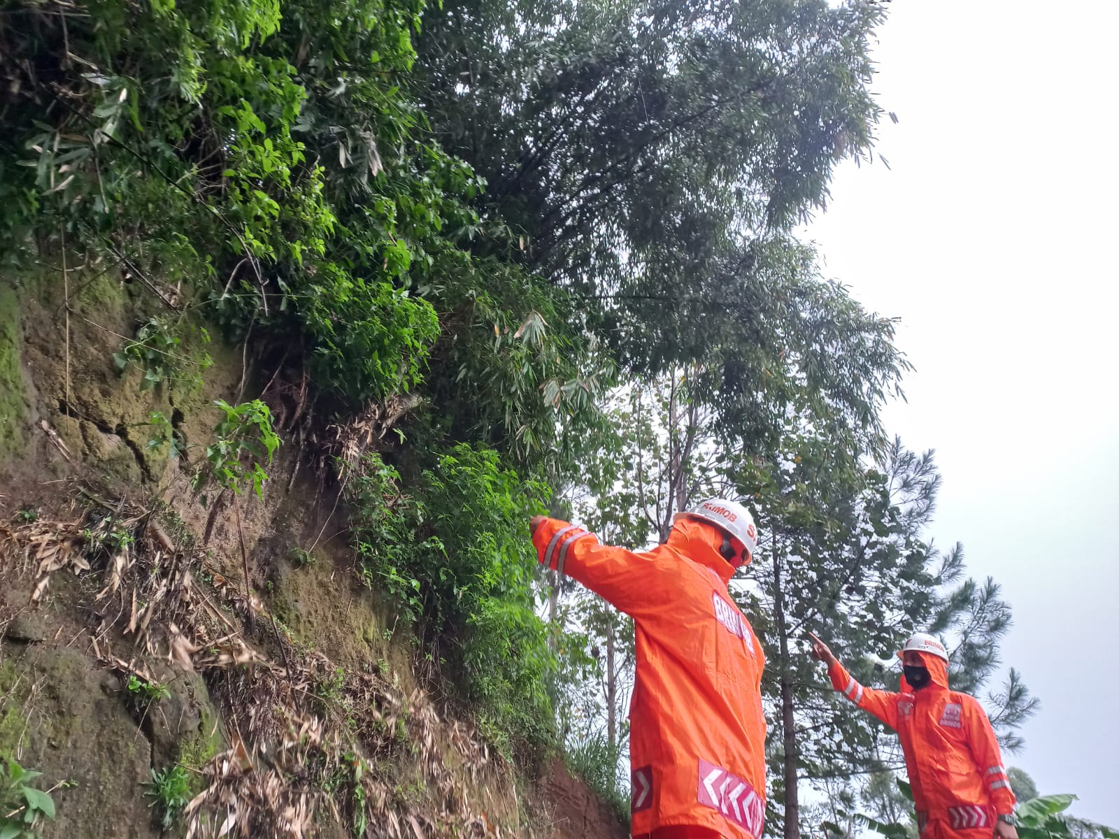 SAR Brimob Jabar Patroli Pengecekan Tebing Rawan Longsor Wilayah Nyampay Oleh Brimob Jabar