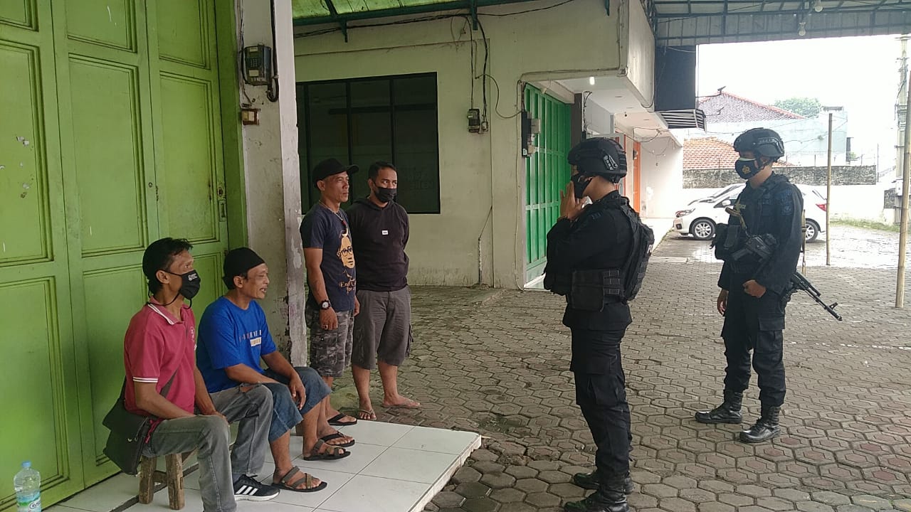 Peduli Kesehatan Masyarakat, Brimob Jabar Sampaikan Himbauan Edukasi Prokes Dan Bagikan Masker 