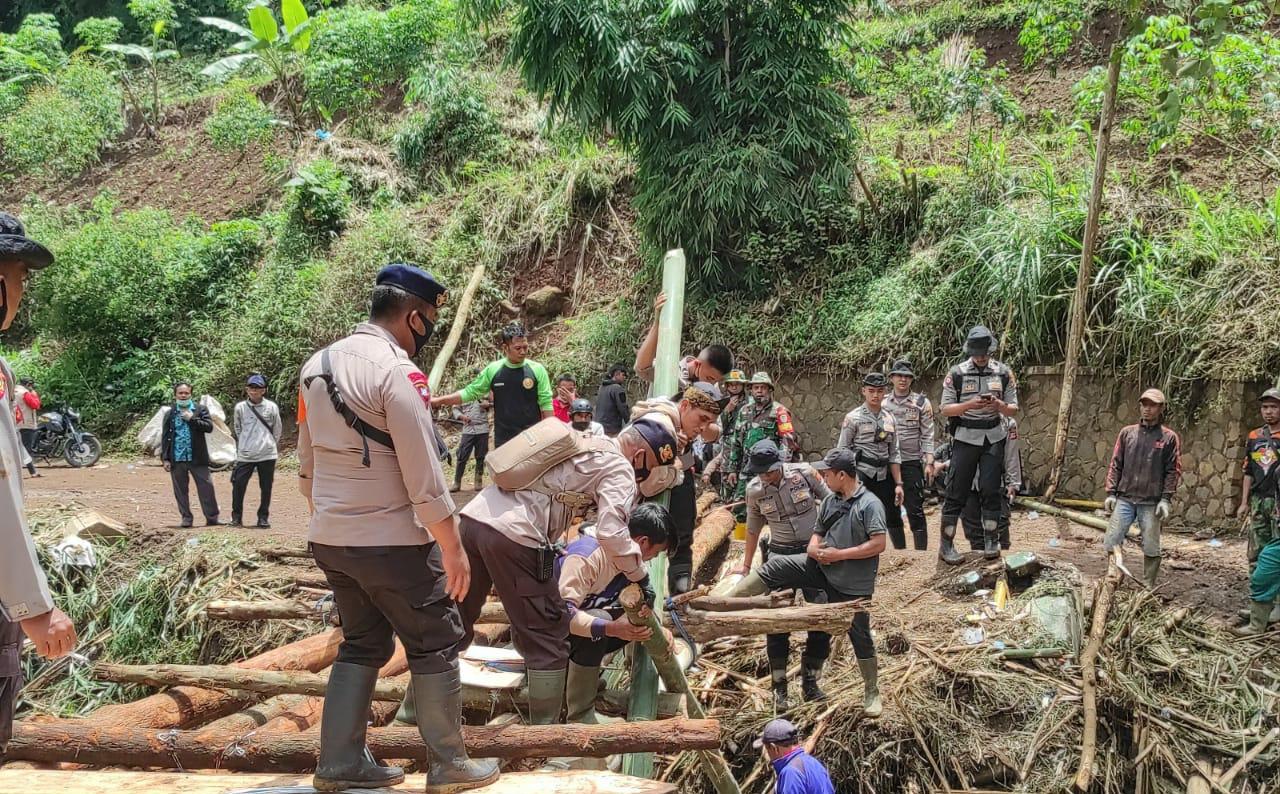 Team SAR Brimob Jabar Terjun Langsung Bersihkan Material Banjir Bandang Di Kabupaten Garut