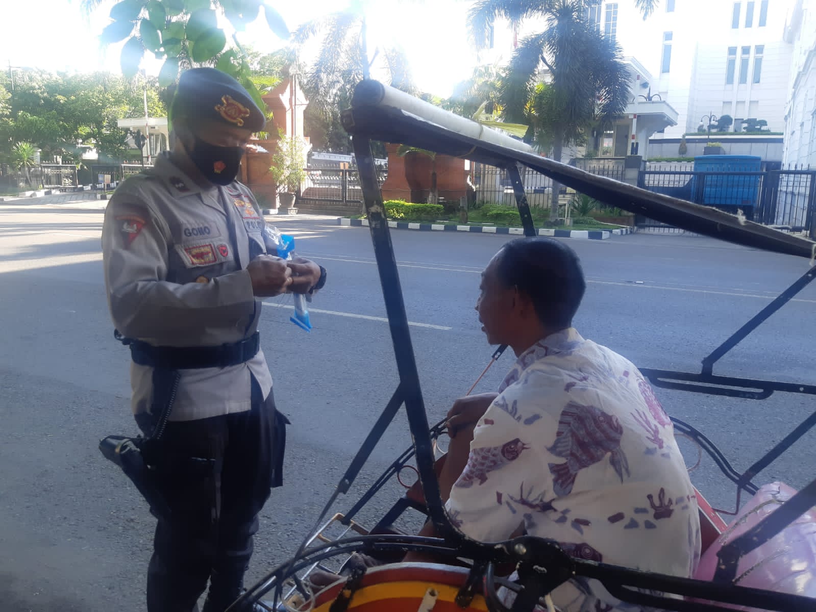 Brimob Jabar Bagikan Masker Kepada Tukang Becak Wilayah Talun