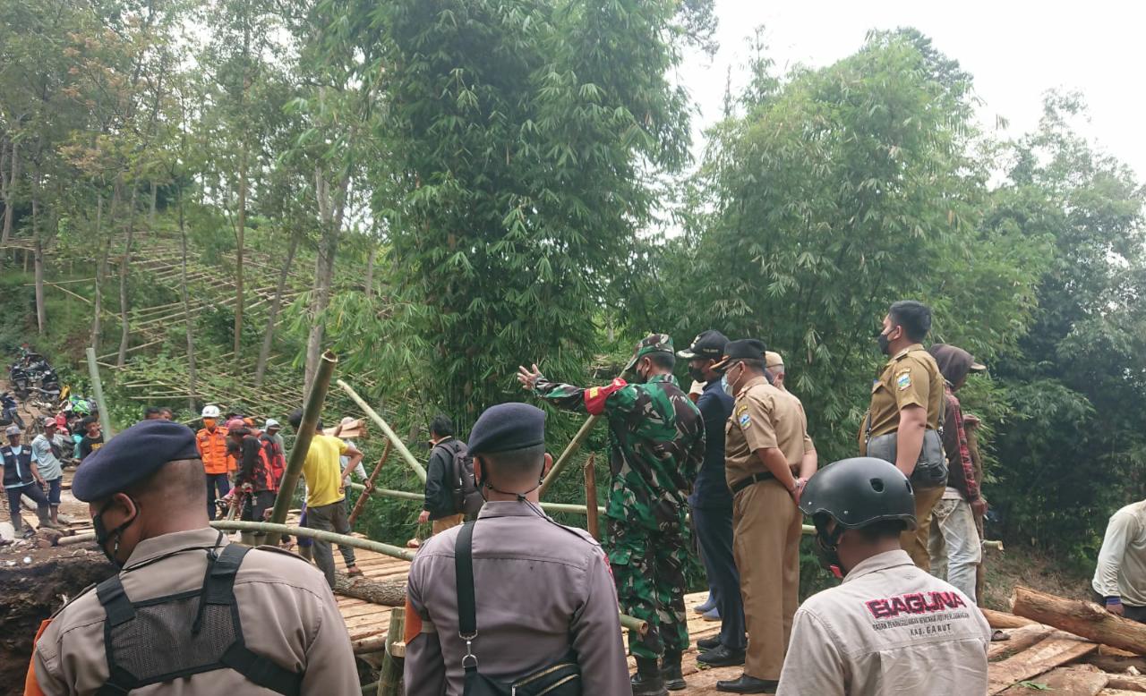 Brimob Jabar Bersama Forkopimda Bantu Warga Terdampak Bencana Banjir Bandang KMDI Kec. Sukaresmi
