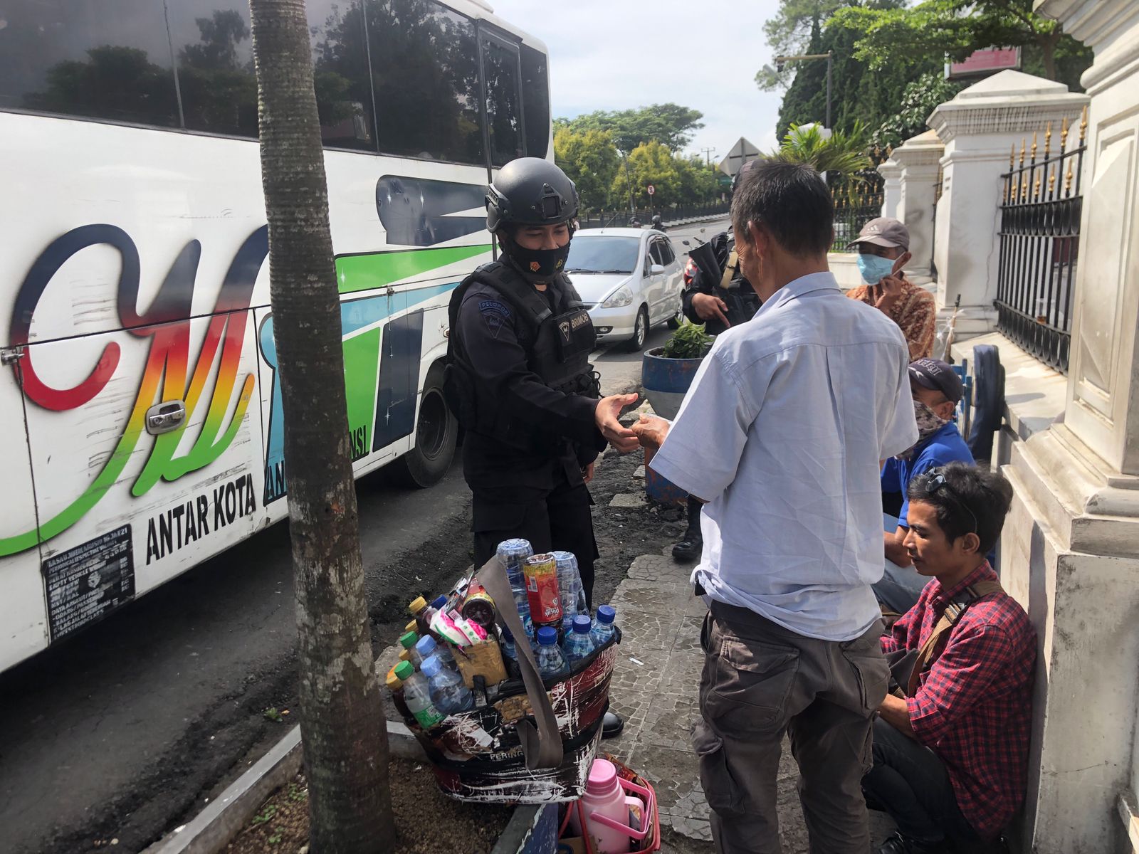 Brimob Jabar Terjun Langsung Ke Masyarakat Melihat Tingkat Kedisiplinan Protokol Kesehatan