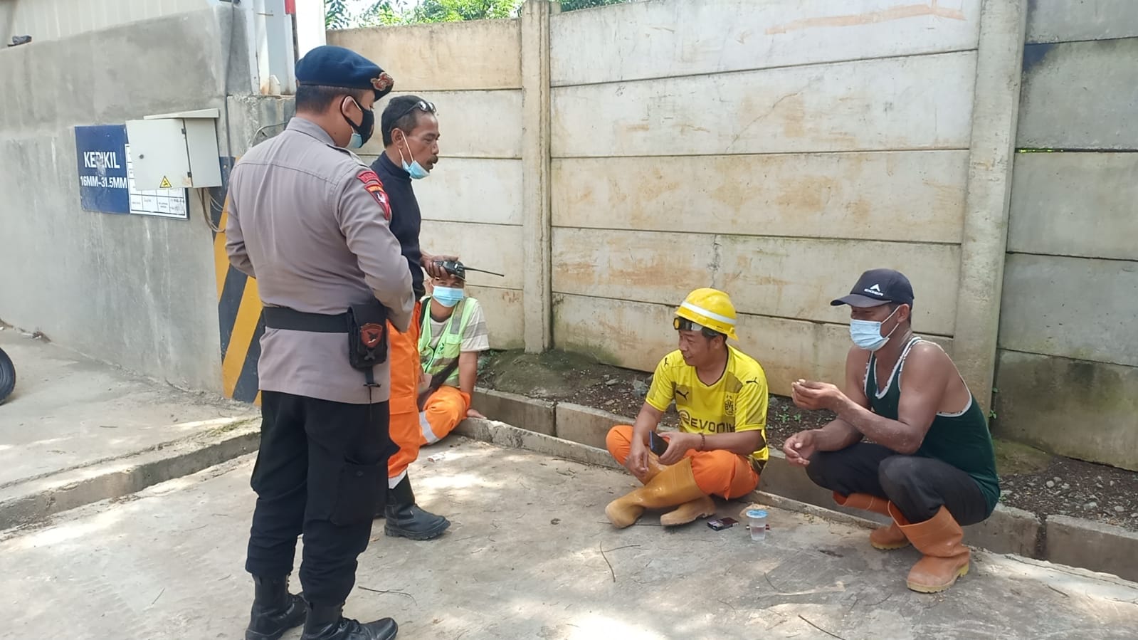 Berikan Pesan Kamtibmas, Patroli Brimob Jabar Sambangi Supir Truk PT. China Railways