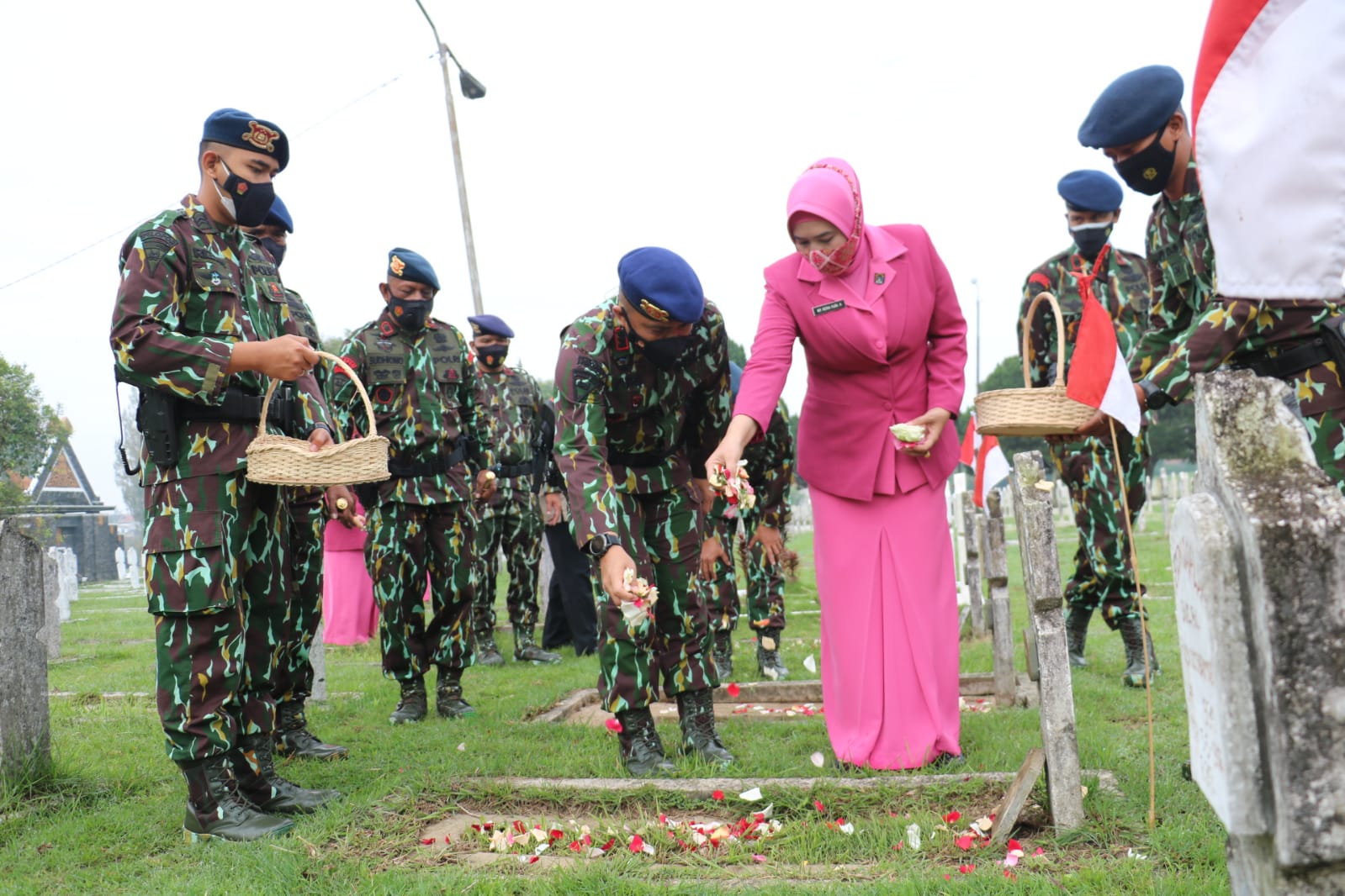 Dalam Rangka HUT Korps Brimob Polri Ke-76, Dansat Brimob Polda Jabar Ziarah Dan Tabur Bunga Ke TMP Cikutra