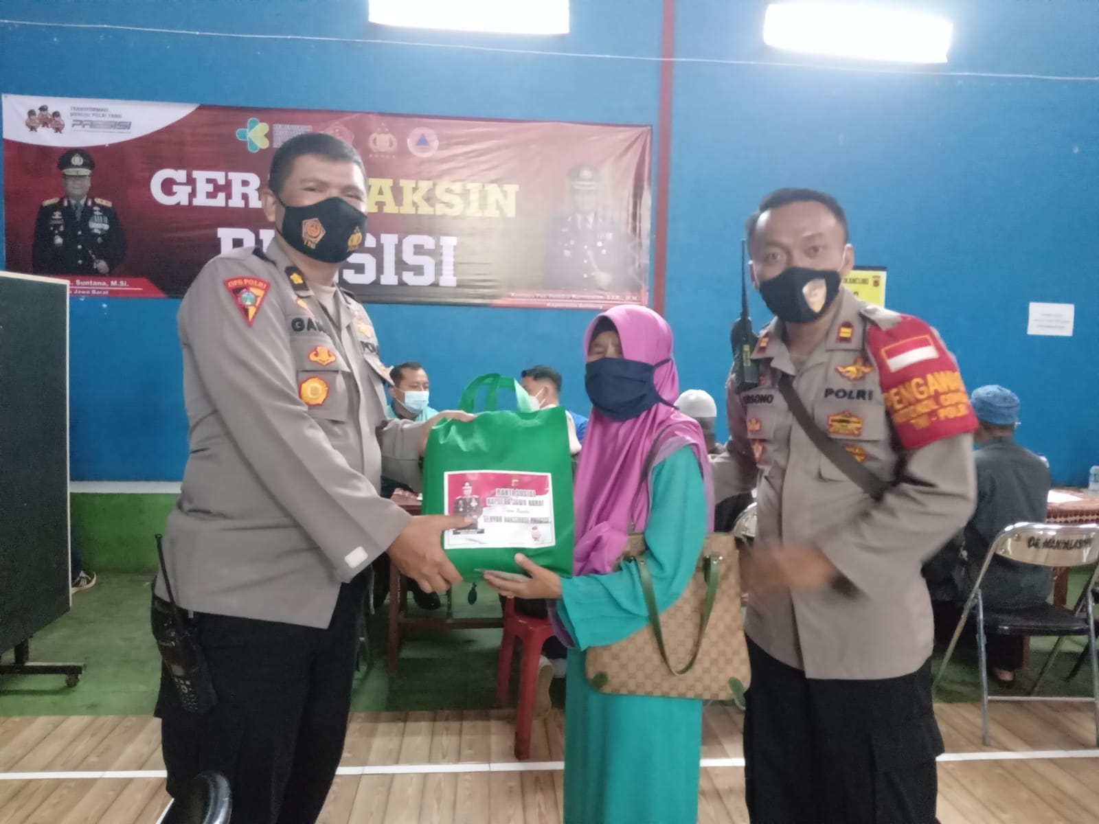 Kabid Humas Polda Jabar : Polisi Terus Bagikan Bansos Sembako Dimasa PPKM
