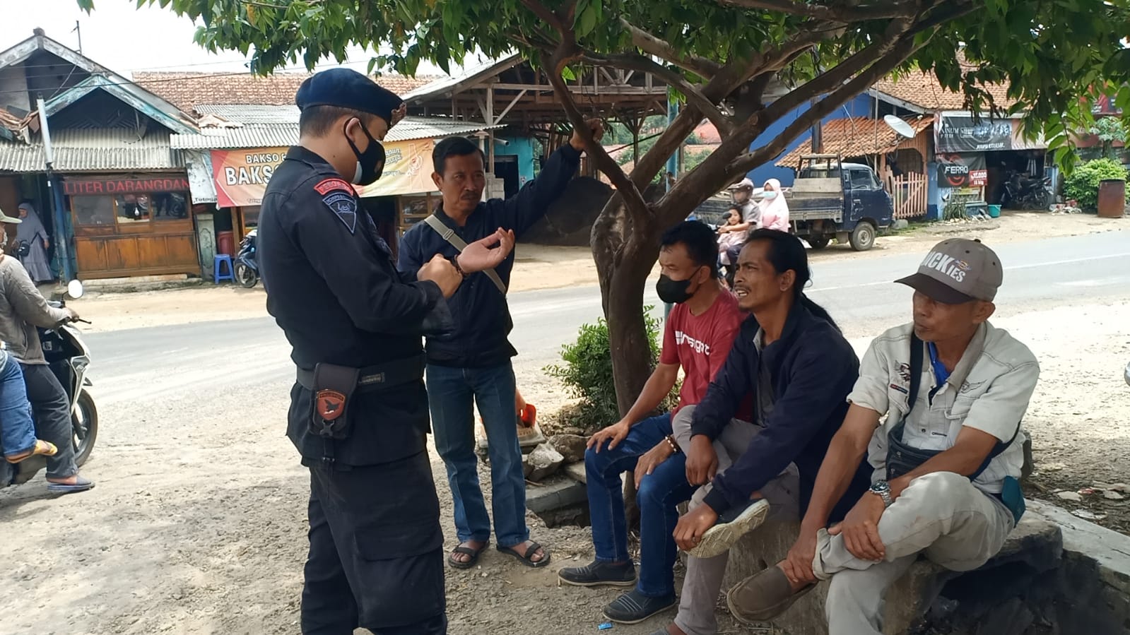 Brimob Jabar Patroli Sambang Kamtibmas Di Pangkalan Ojek Desa Nanggeleng