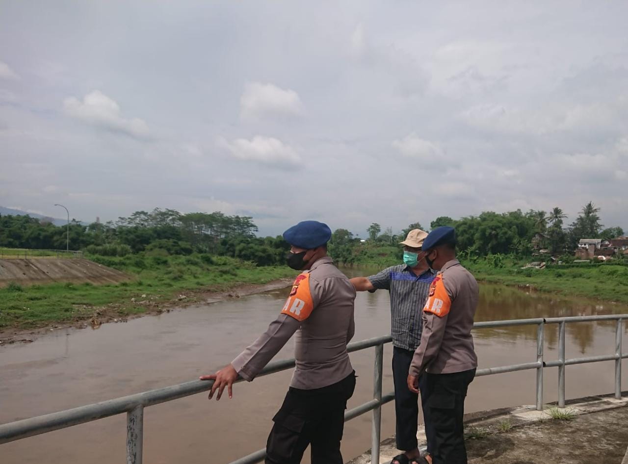 Pasca Hujan Deras, Brimob Jabar Cek Debit Air Bendungan Copong