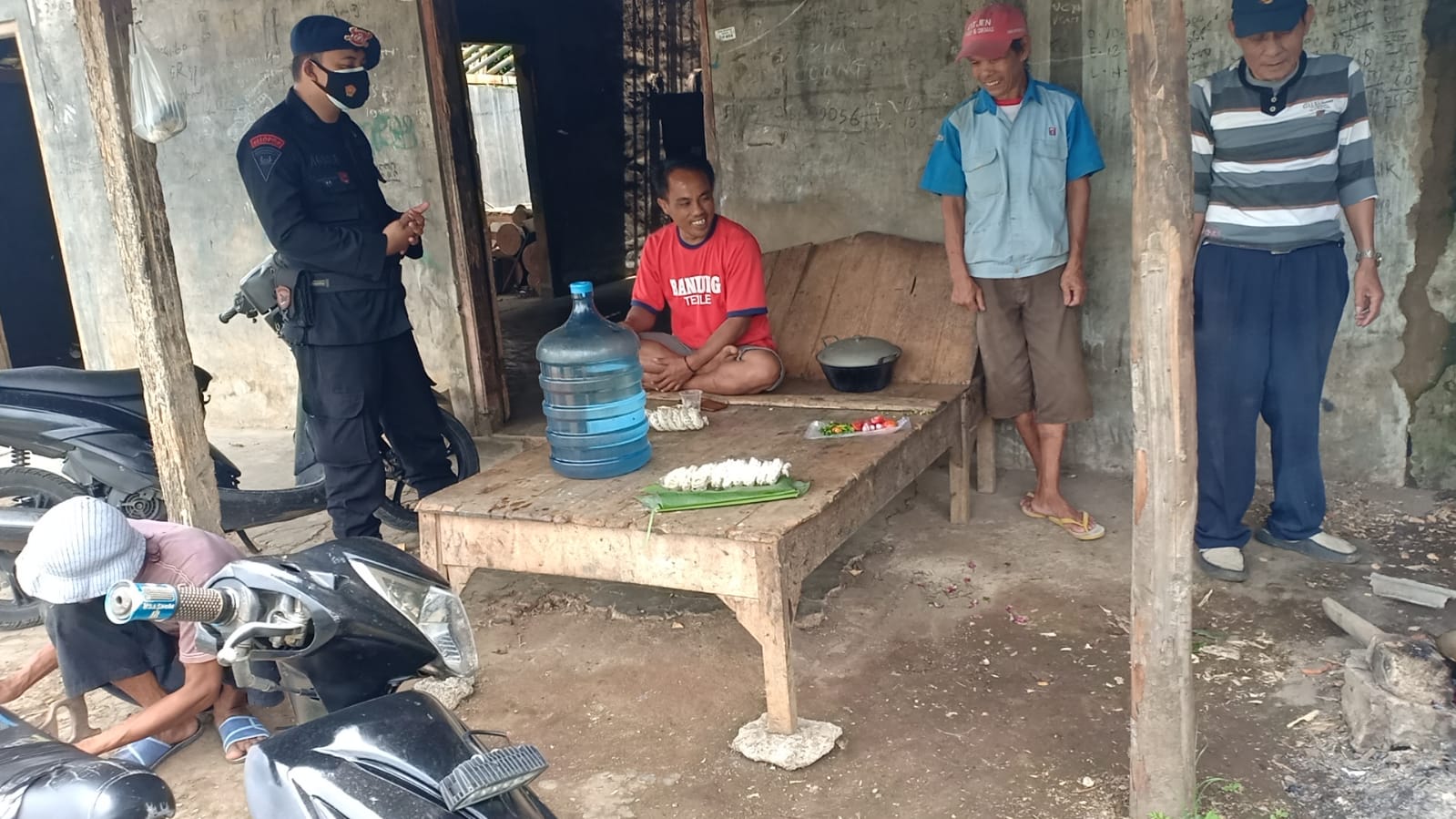 Patroli Himbauan Pencegahan Covid-19, Brimob Jabar Sambangi Warga Desa Citeko
