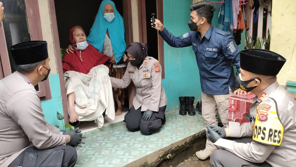Polisi Berikan Bansos Kursi Roda Dan Beras Kepada Warga Desa Cihanjuang Rahayu KBB Ditengah PPKM