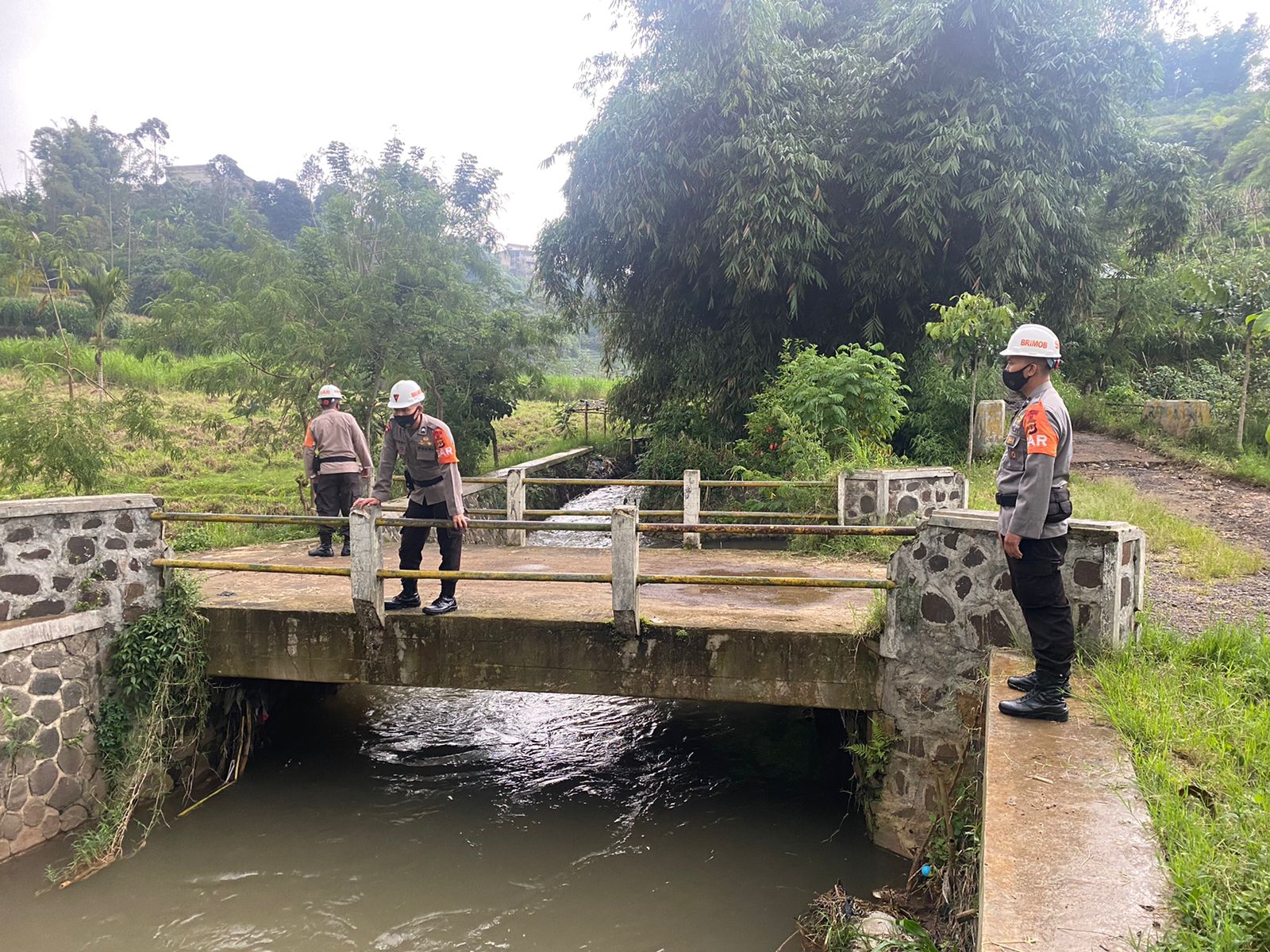 Team SAR Brimob Jabar Cek Kondisi Sungai Wilayah Lembang Dimusim Penghujan