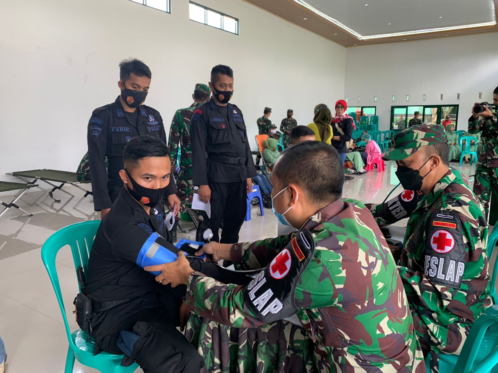 Sinergitas TNI-POLRI Satuan Brimob Polda Jabar Ikuti Donor Darah Memperingati HUT Armed Ke 76