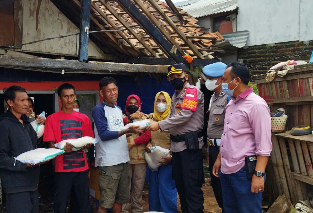 Kabid Humas Polda Jabar : Polisi Salurkan Bansos Bagi Warga Terdampak Tanggul Jebol Dimasa PPKM
