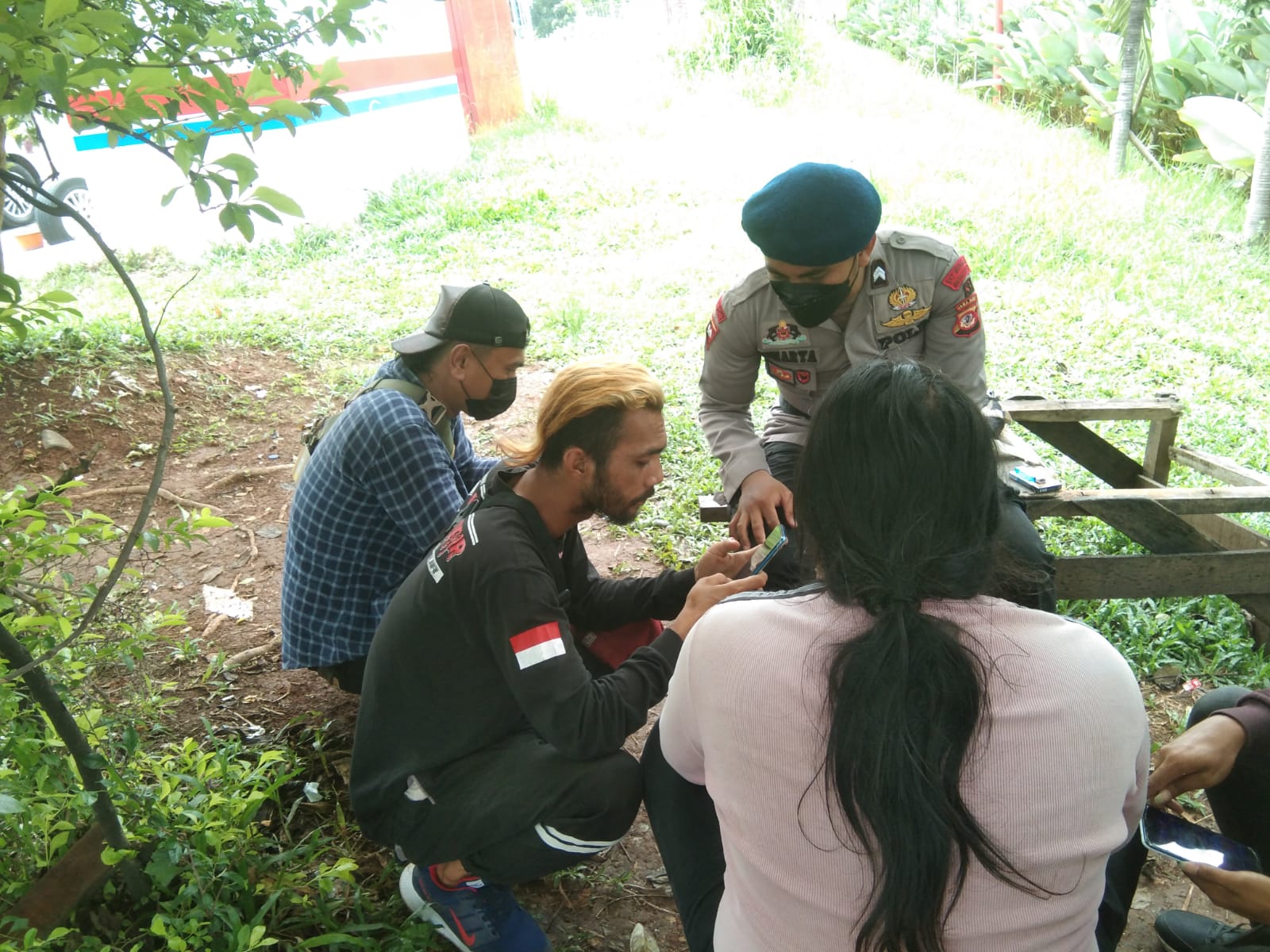 Patroli Brimob Jabar Himbau Warga Desa Dawuan Terapkan Prokes Di Tengah Pandemi