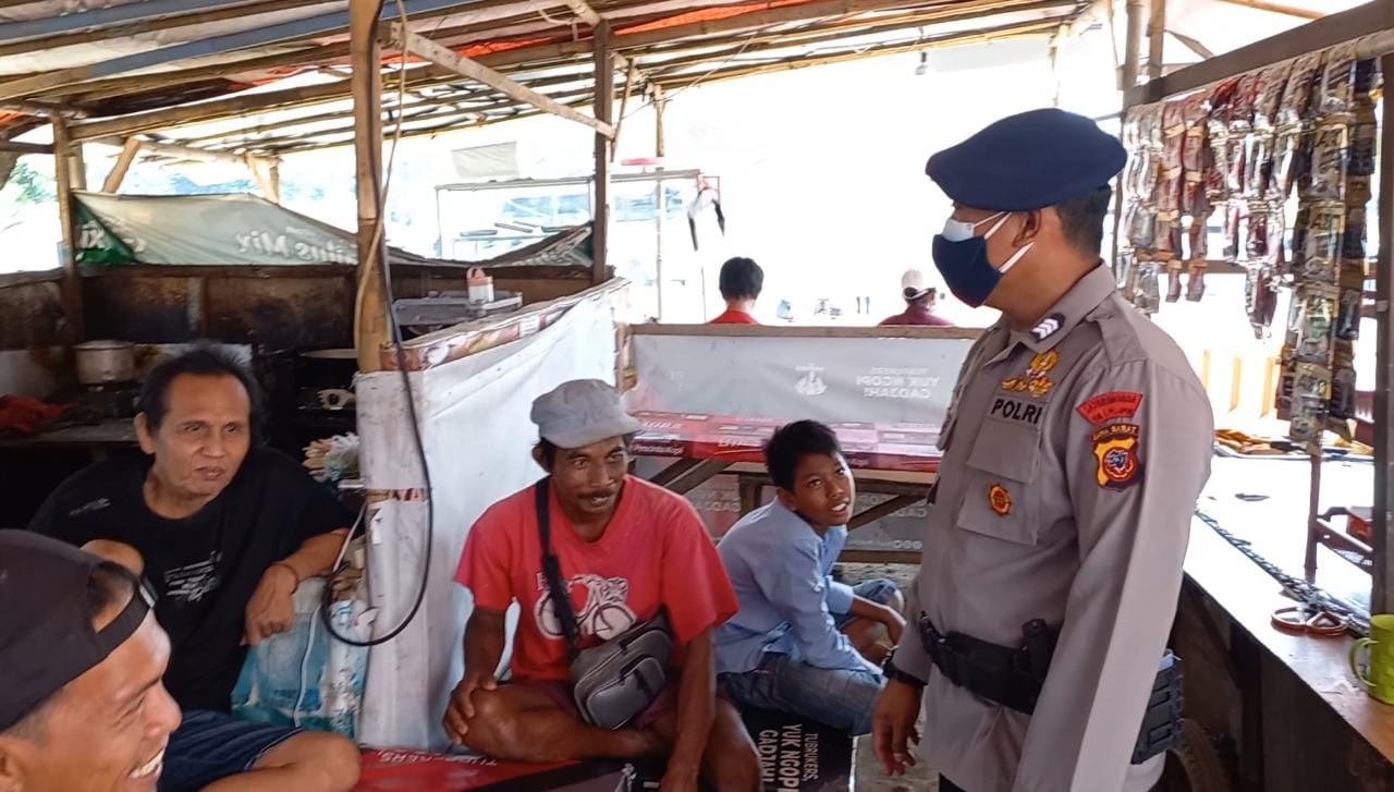 Brimob Jabar Sambangi Pengunjung Warung Kopi Di Terminal Bayangan Cikopo Sampaikan Pesan Kamtibmas