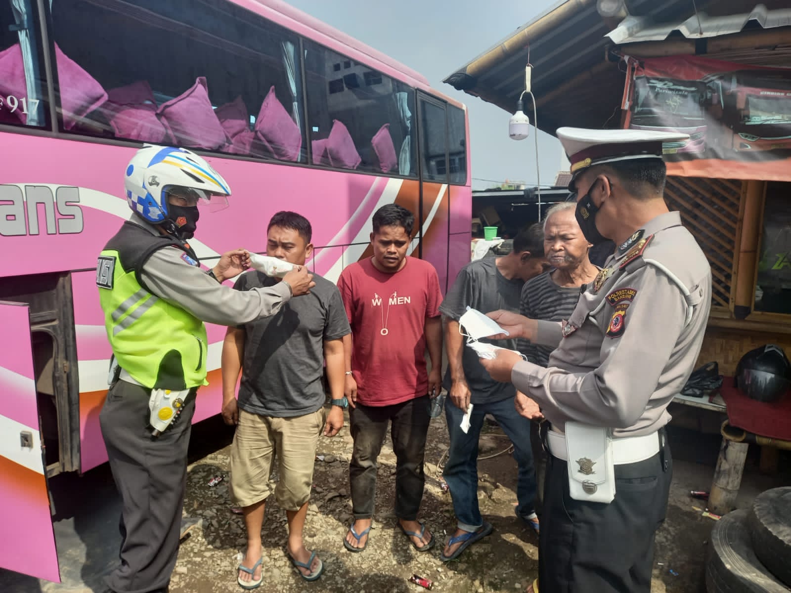Kabid Humas Polda Jabar : Ops Zebra Lodaya 2021, Polisi Utamakan Bagikan Masker Kepada Pengendara