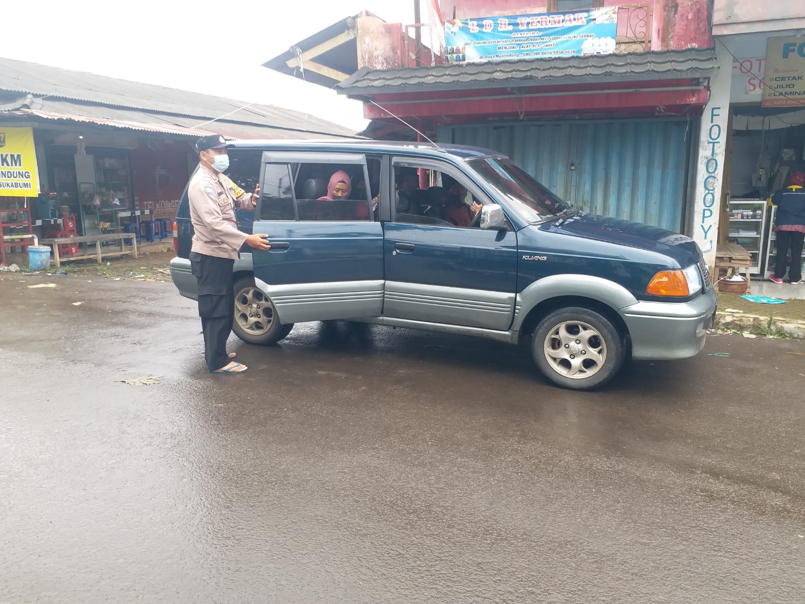 Kabid Humas Polda Jabar : Vaksinasi Covid 19, Mobil Pribadi Anggota Polri Angkut Warganya Dimasa PPKM