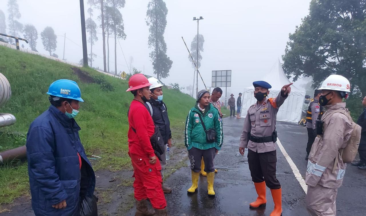 Patroli SAR Brimob Jabar Ke Kecamatan Pasirwangi Pasca Kejadian Jalan Amblas