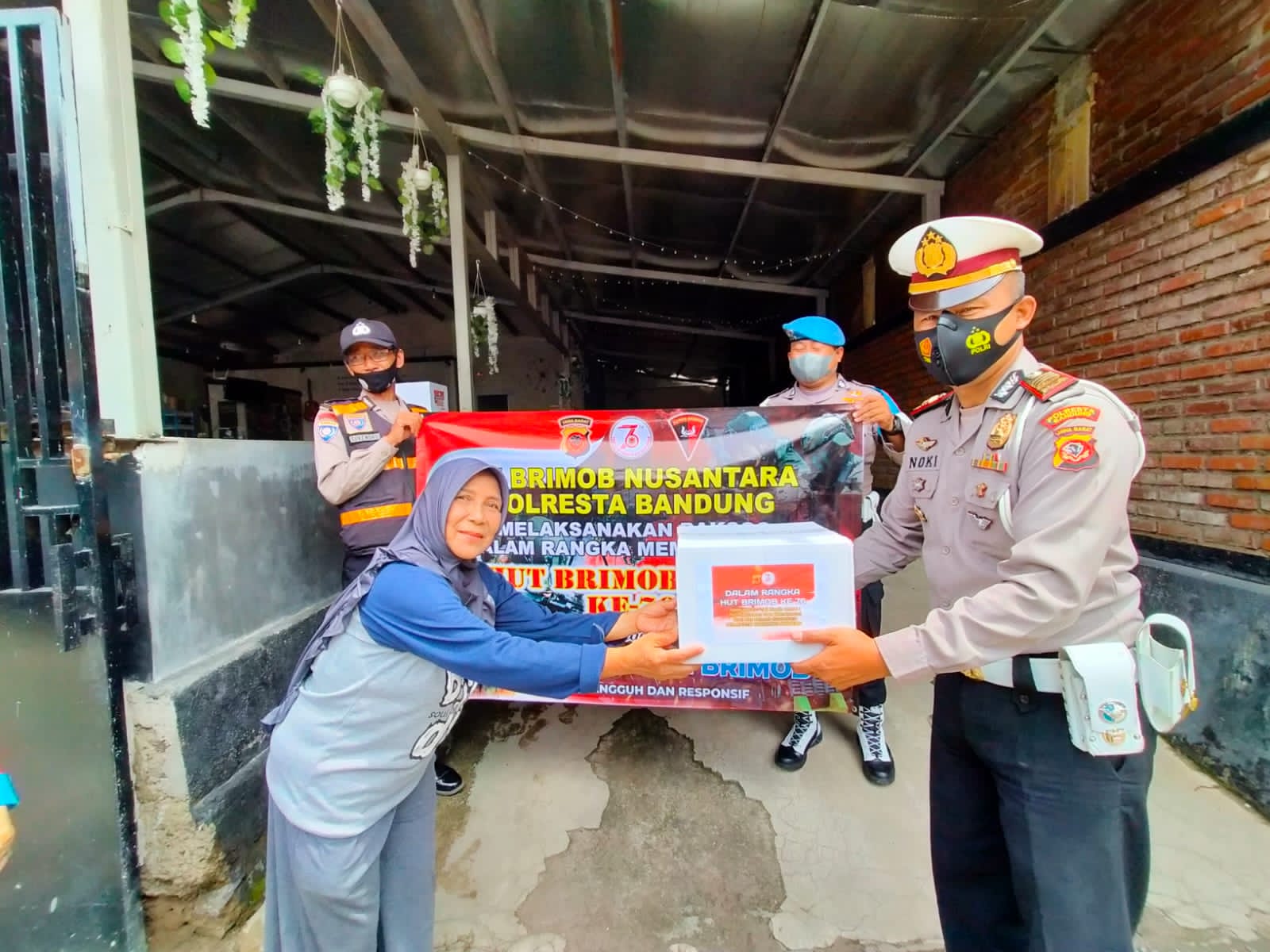 Kabid Humas Polda Jabar : Purnawirawan Polri dan Warakauri Dapat Bansos Sembako Dari Polisi Dimasa PPKM