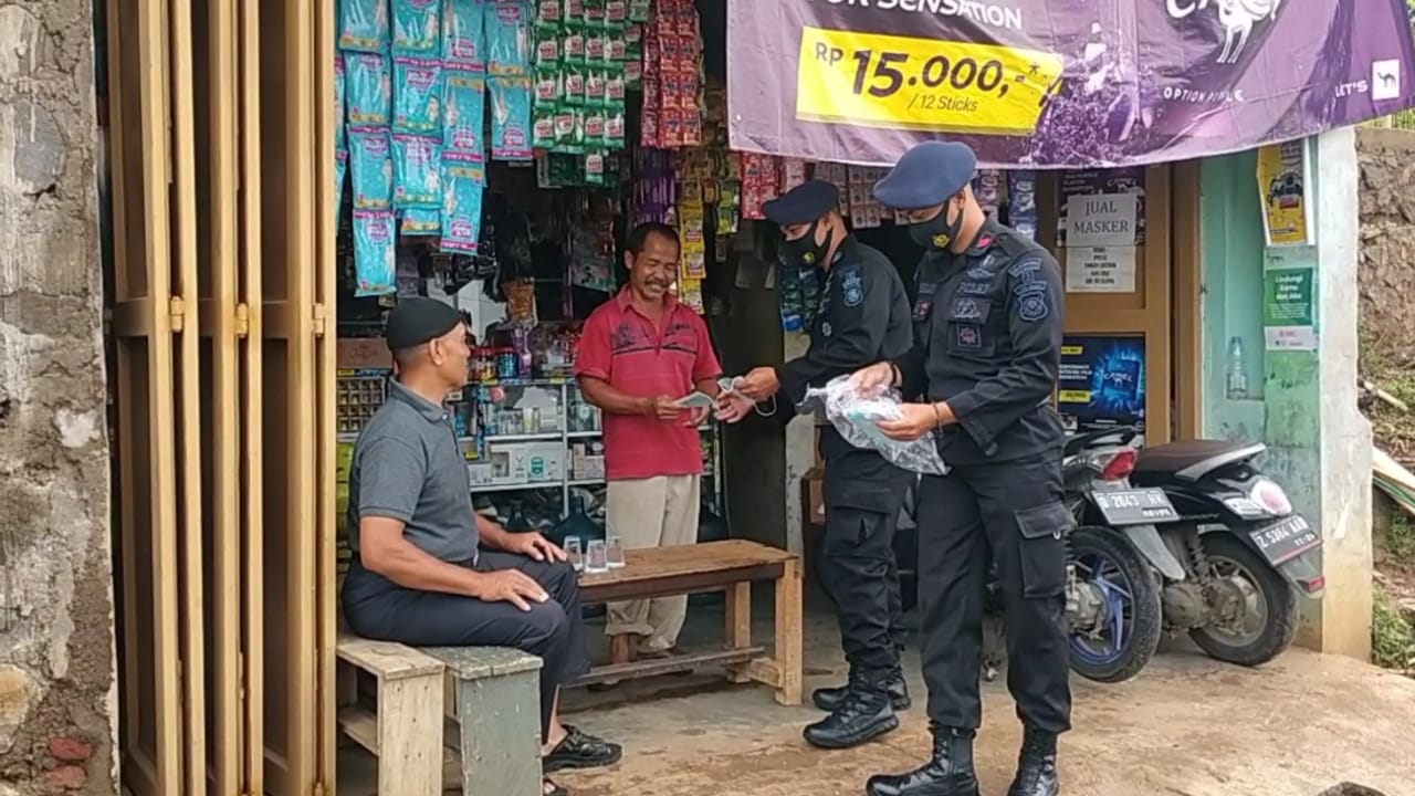 Himbauan Prokes Dan Bagikan Masker Kepada Masyarakat Cikancung Kabupaten Bandung