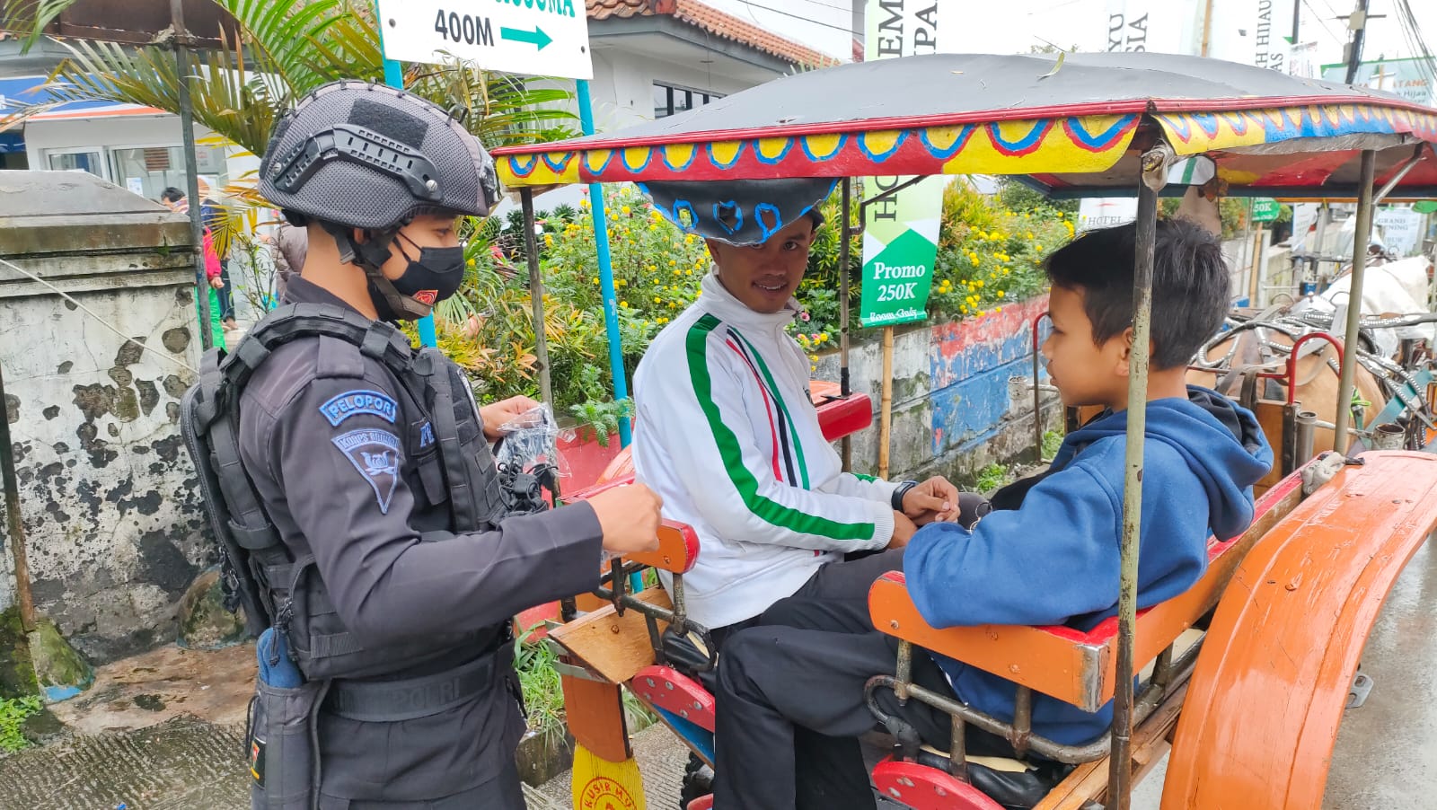 Peduli Kesehatan, Brimob Jawa Barat Membagikan Masker Ditengah Masyarakat Cianjur