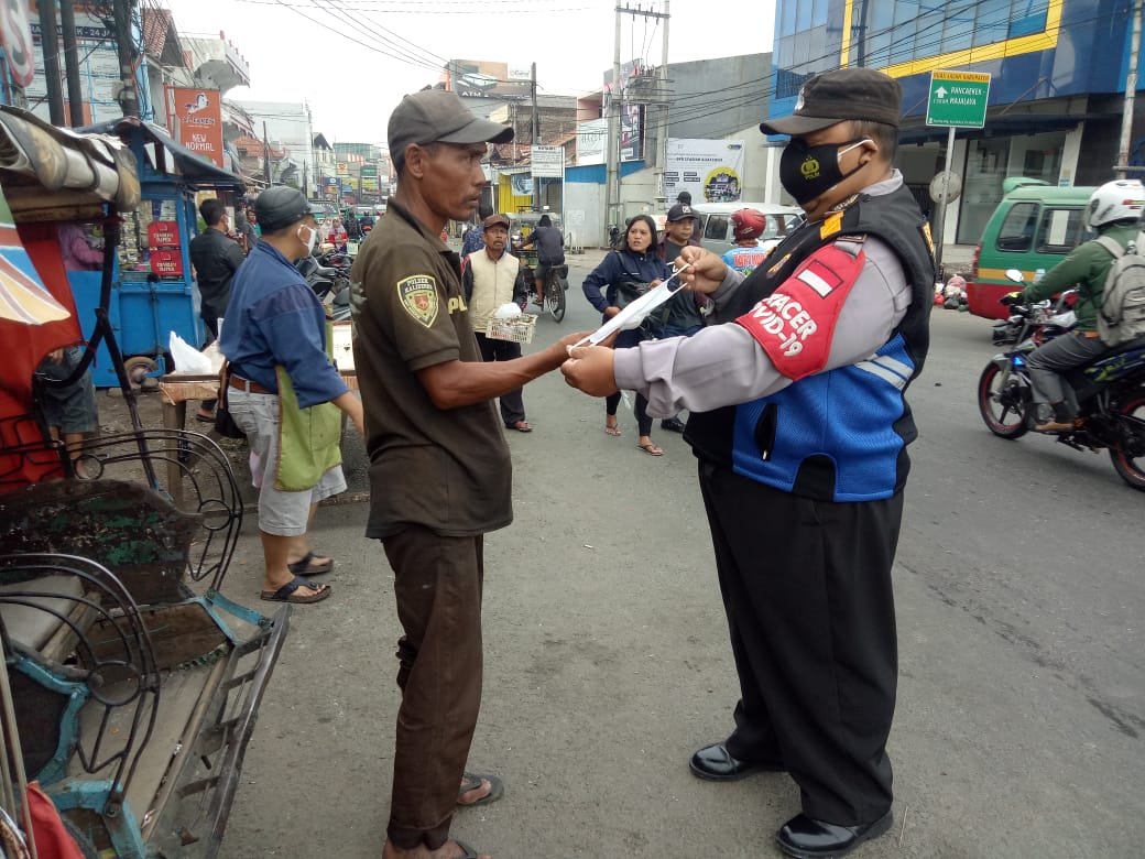 Kabid Humas Polda Jabar : Pemberlakuan PPKM Level 3 Polisi Bagikan Masker Ke Pedagang Dimasa PPKM
