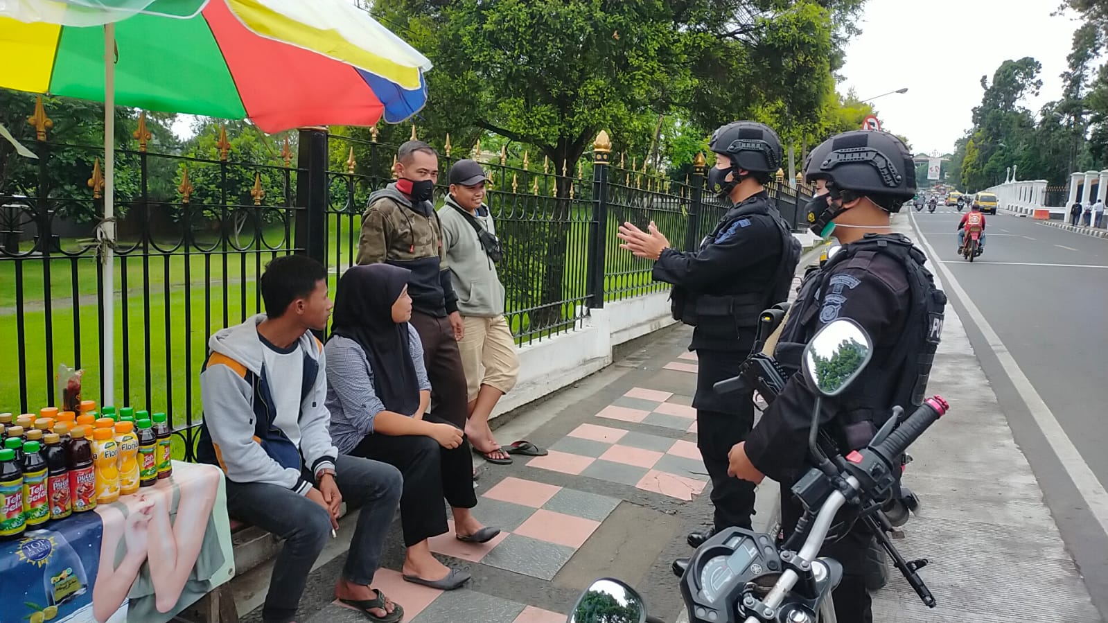 Ingatkan Masyarakat Cipanas Waspada Penyebaran Covid-19, Brimob Jabar Berikan Edukasi Himbauan