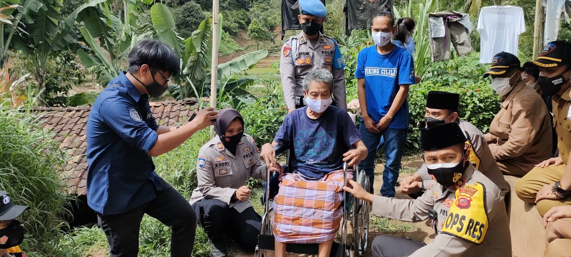 Kabid Humas Polda Jabar : Sinergitas TNI Polri Bagikan Bansos Sembako Dan Kursi Roda Dimasa PPKM