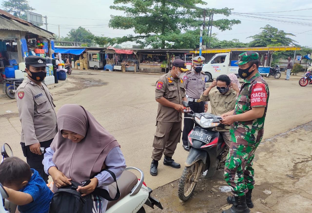 Kabid Humas Polda Jabar : Peduli Kesehatan Warga, Polisi Kembali Bagikan Masker Ditengah PPKM