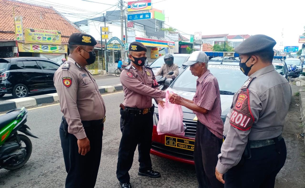 Kabid Humas Polda Jabar : Terobosan Inovasi Patroli PSBB, Polisi Bagikan Bansos Sembako Ditengah PPKM