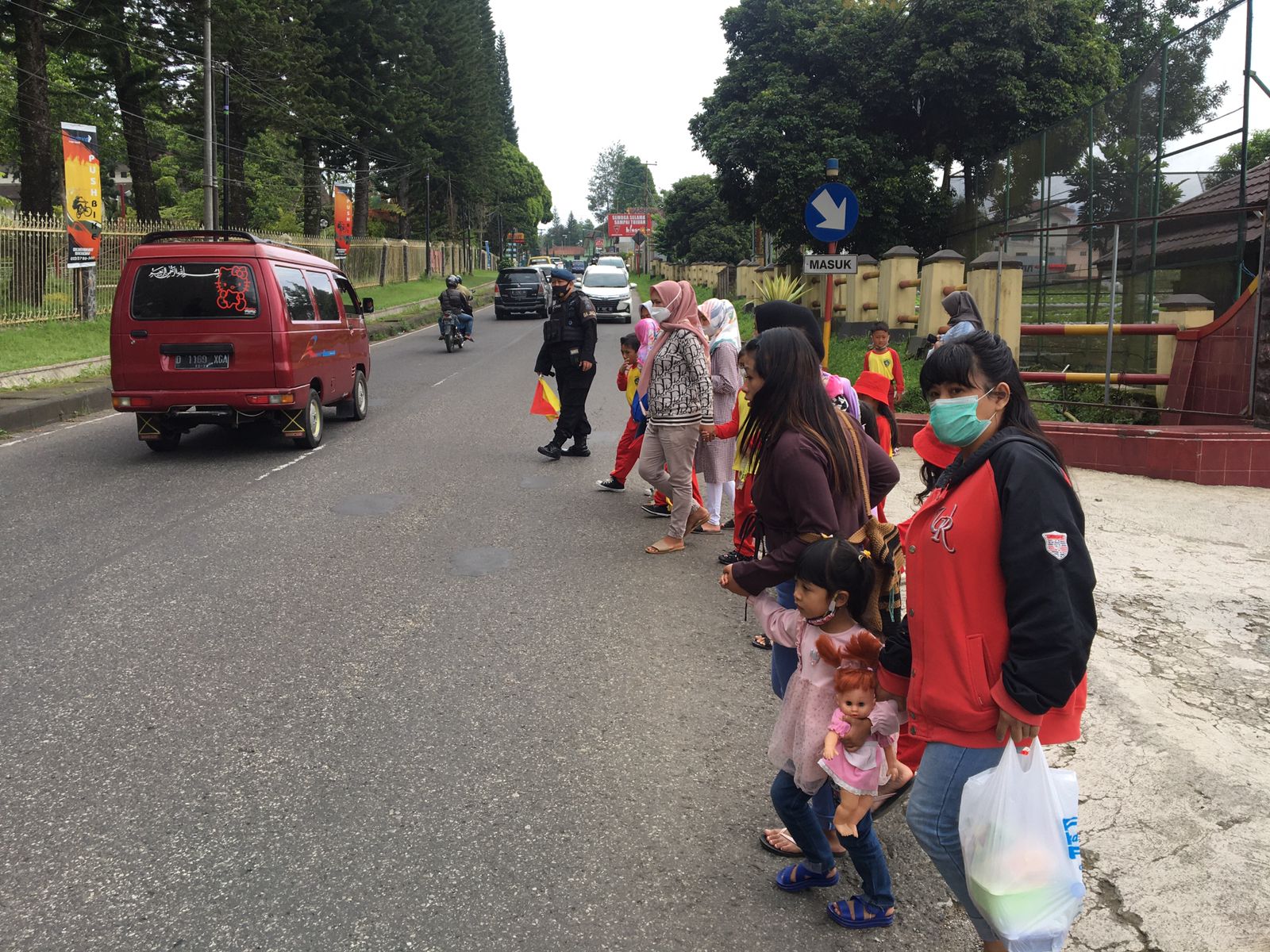 Demi Keselamatan, Brimob Jabar Sebrangkan Anak-anak Dalam Gatur Lalin Depan Mako