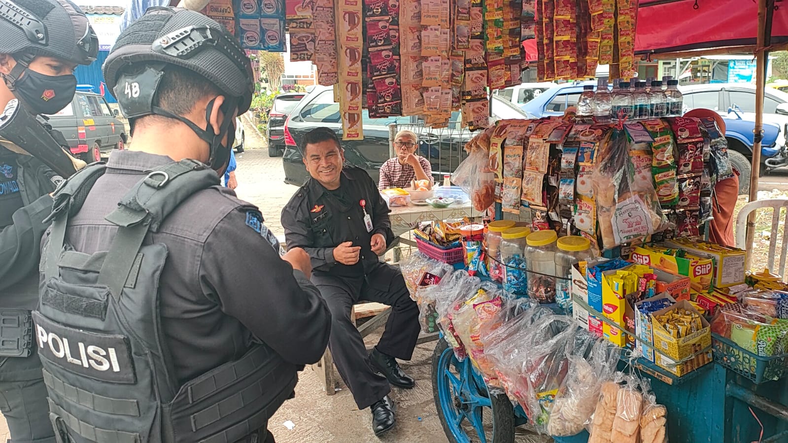 Ditengah PPKM, Brimob Jabar Bagikan Masker Gratis Kepada Warga Cipanas