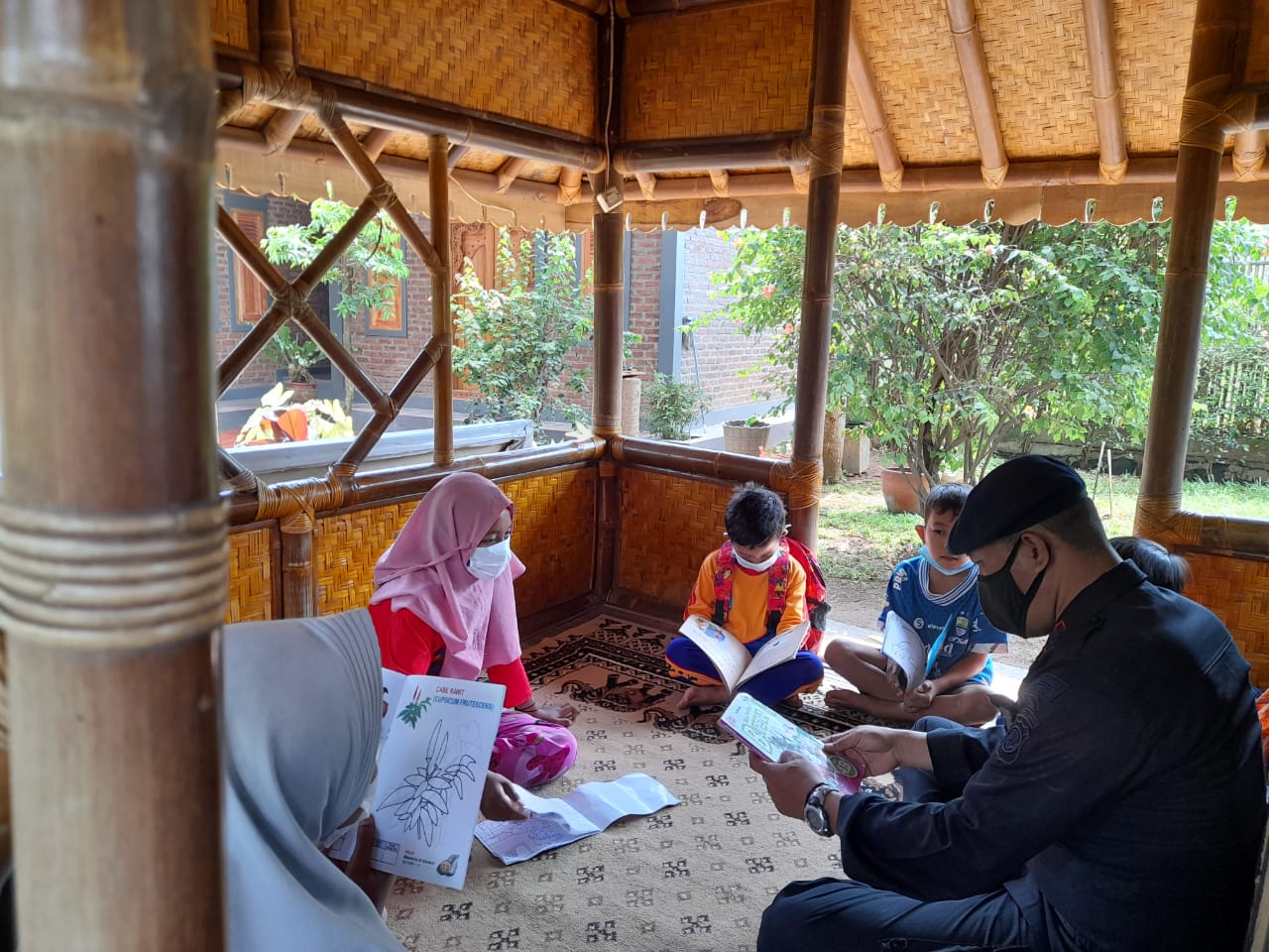 Brimob Jabar Beri Himbauan Prokes dan Mendukung Program Pembelajaran Dimasa Pandemi