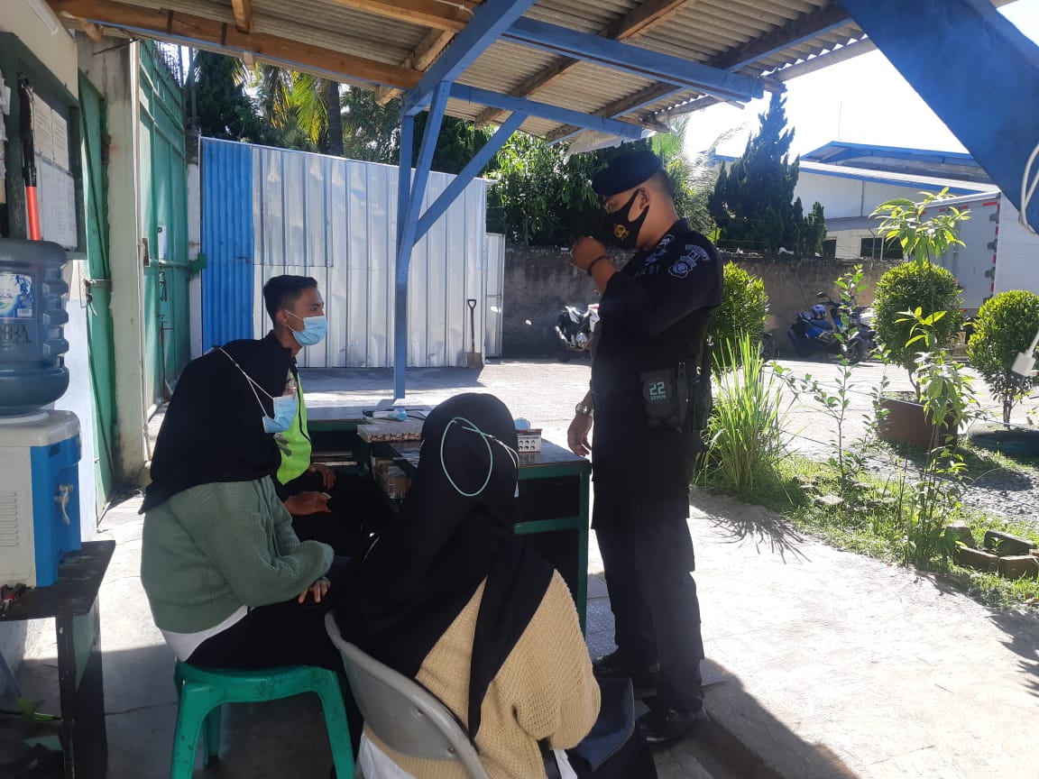 Patroli Sambang Brimob Jabar Kepada Karyawan Himbau Tentang Protokol Kesehatan