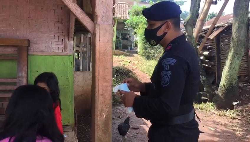 Sambang Masyarakat Lembur Tangguh, Personil Satbrimob Jabar Beri Peringatan Protokol Kesehatan