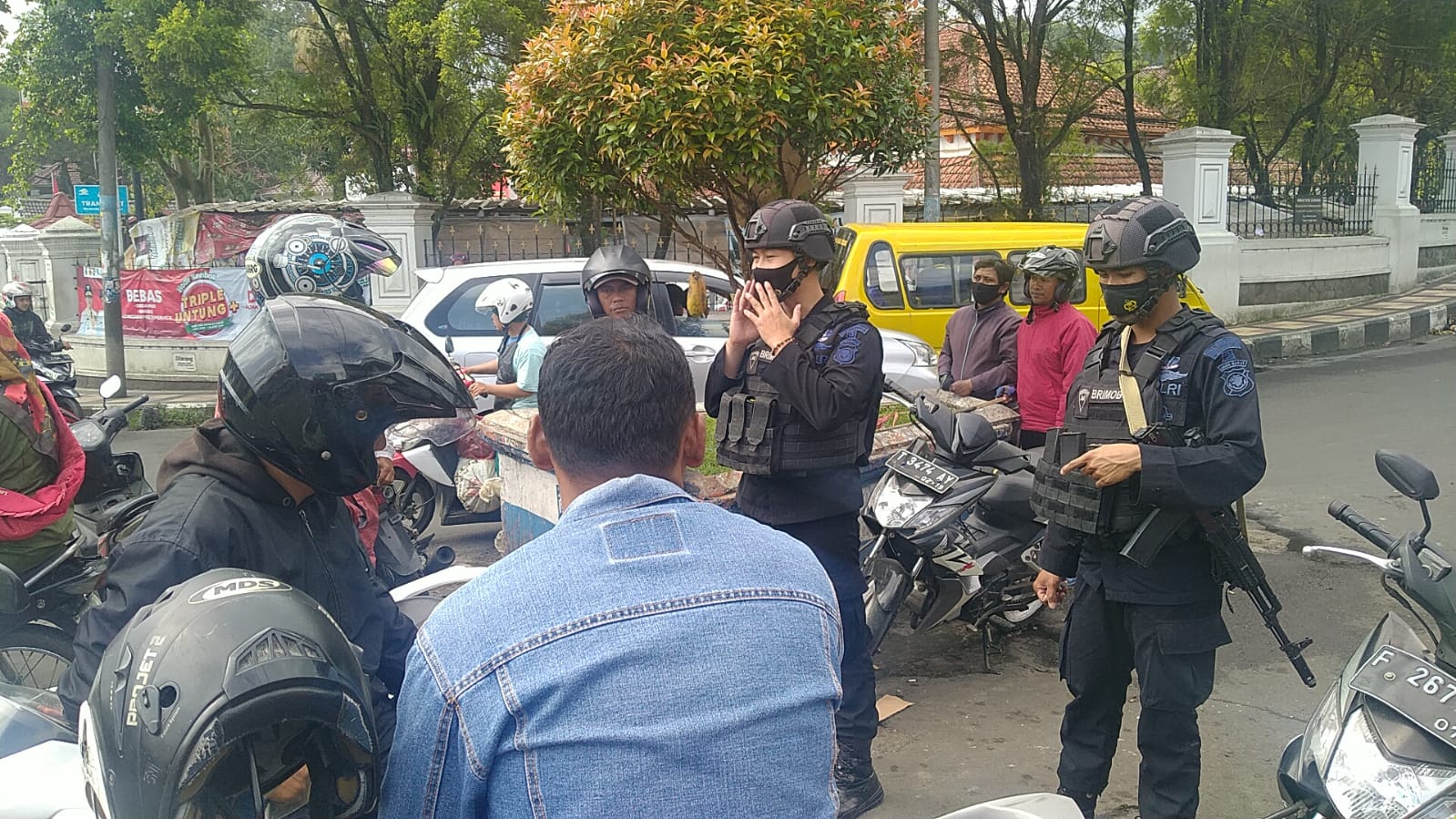 Perangi Covid-19, Satuan Brimob Jabar Sosialisasikan Prokes Kepada Masyarakat Di Desa Cipanas