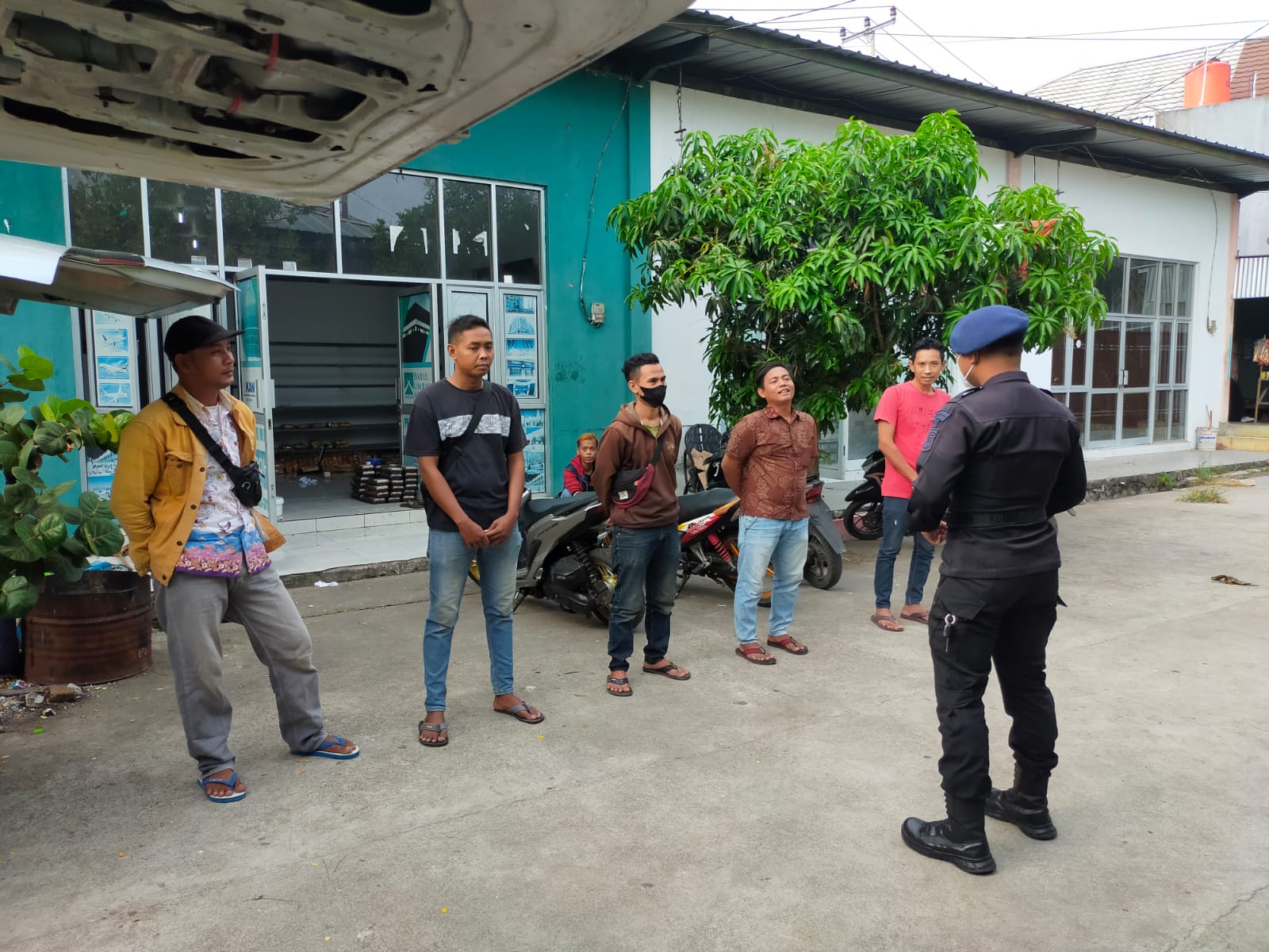 Brimob Jabar Patroli Sambang Warga Dengan Sasaran Kumpulan Warga Agar Disiplin 5M