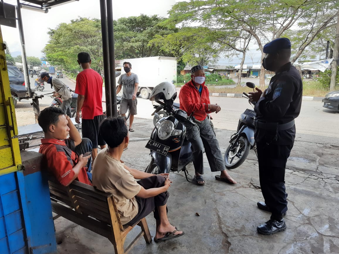 Ingatkan 3M, Patroli Brimob Polda Jabar Sambangi Warga Pertegas Protokol Kesehatan