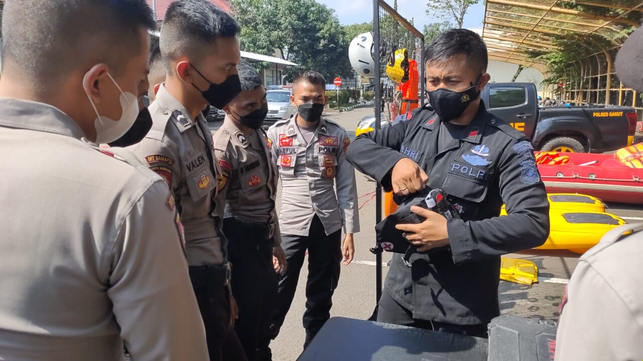 Anggota Brimob Jabar Pengenalan Peralatan SAR Brimob Jabar Kepada Personil Sabhara Polres Garut