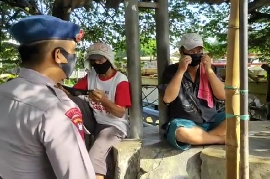 Brimob Jabar Bagikan Masker Gratis Kepada Para Tukang Becak Arjawinangun