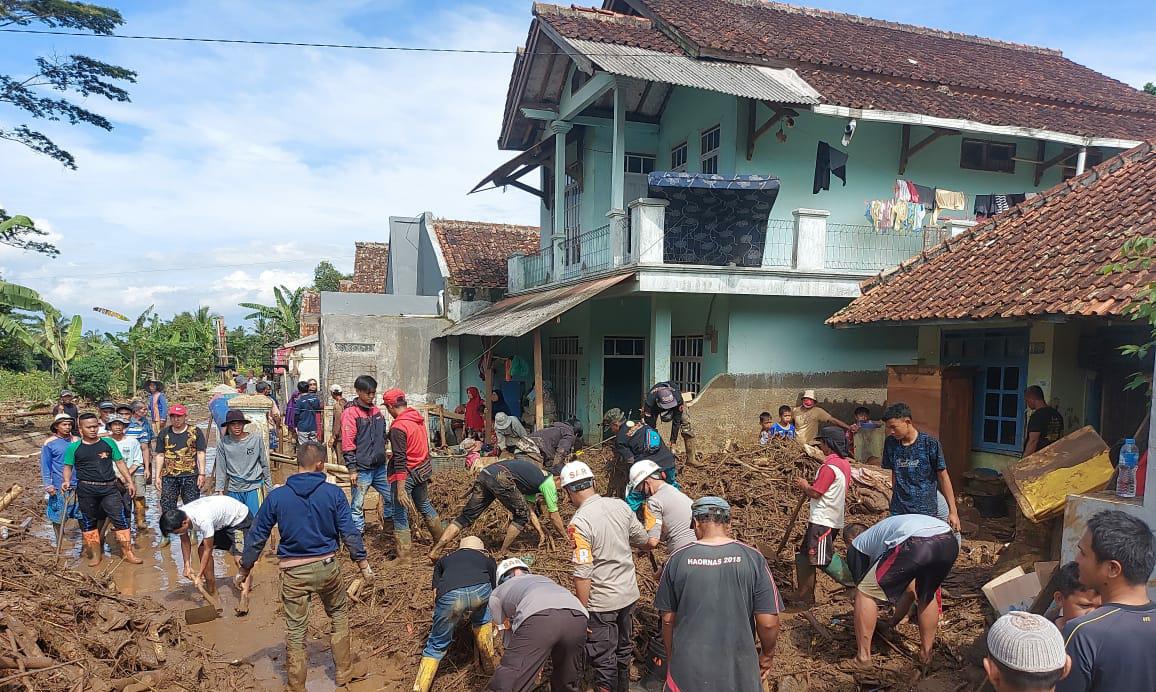 Semangat Brimob Jabar Yang Tidak Padam Membantu Masyarakat Terdampak Bencana Banjir Bandang
