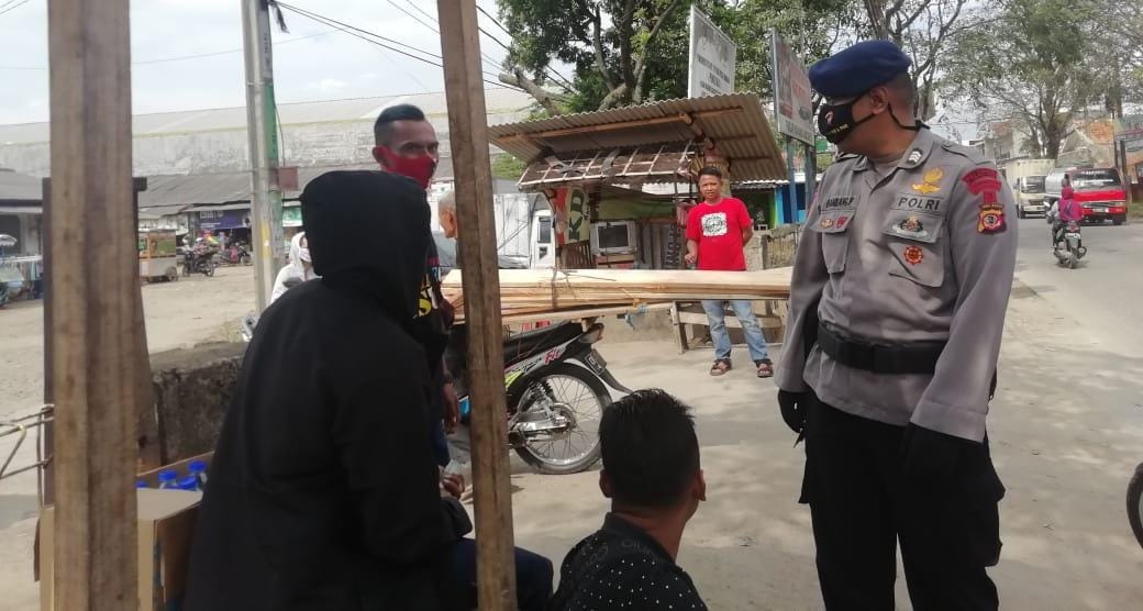 Brimob Jabar Disiplinkan Warga Rancaekek dengan Tetap Terapkan Protokol Kesehatan