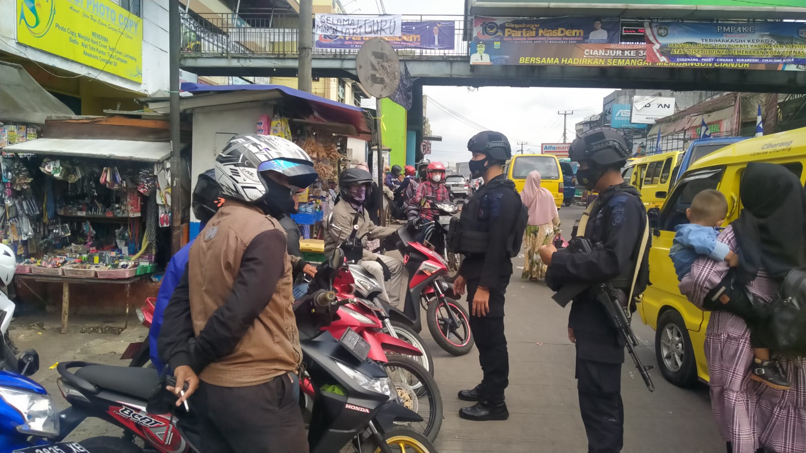 Satuan Brimob Polda Jabar Terus Menerjunkan Anggotanya Ke Lingkungan Masyarakat
