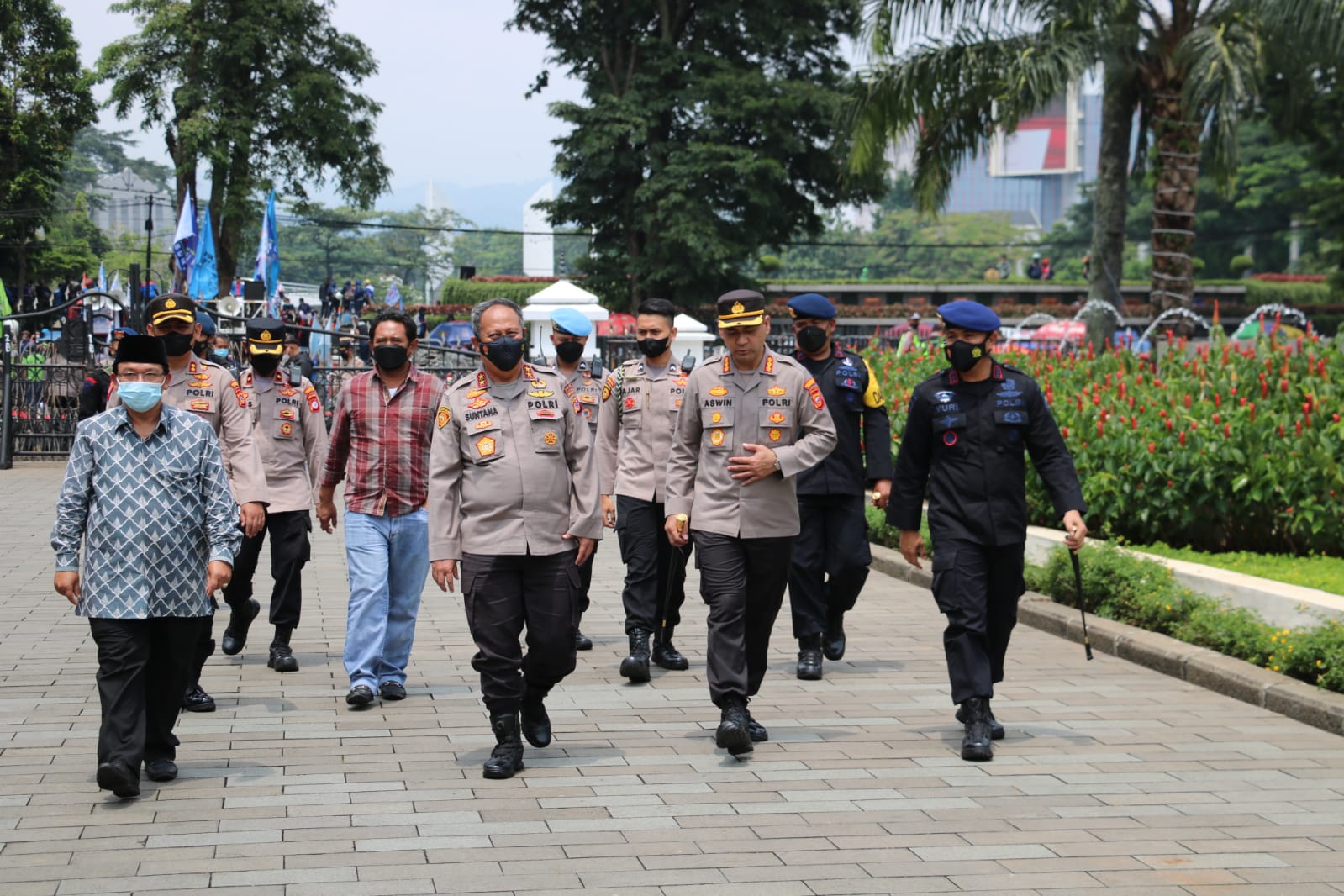 Dansat Brimob Jabar Dampingi Kapolda Amankan Unras Buruh Di Gedung Sate