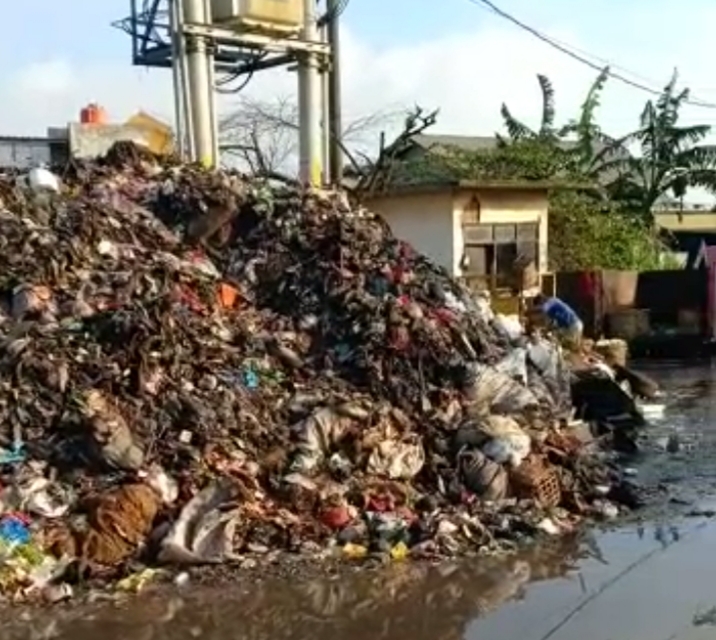 Bau Menyengat Dari Tumpukan Sampah Pasar