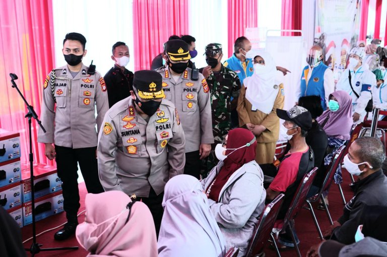 Kapolda Jabar Tinjau Vaksinasi, Berikan Bansos Sembako Kepada Masyarakat Usai Divaksin