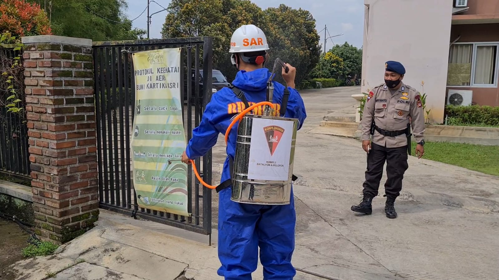 Guna Hentikan Penyebaran Covid-19, Penyemprotan Disinfektan Terus Digencarkan Brimob Jabar